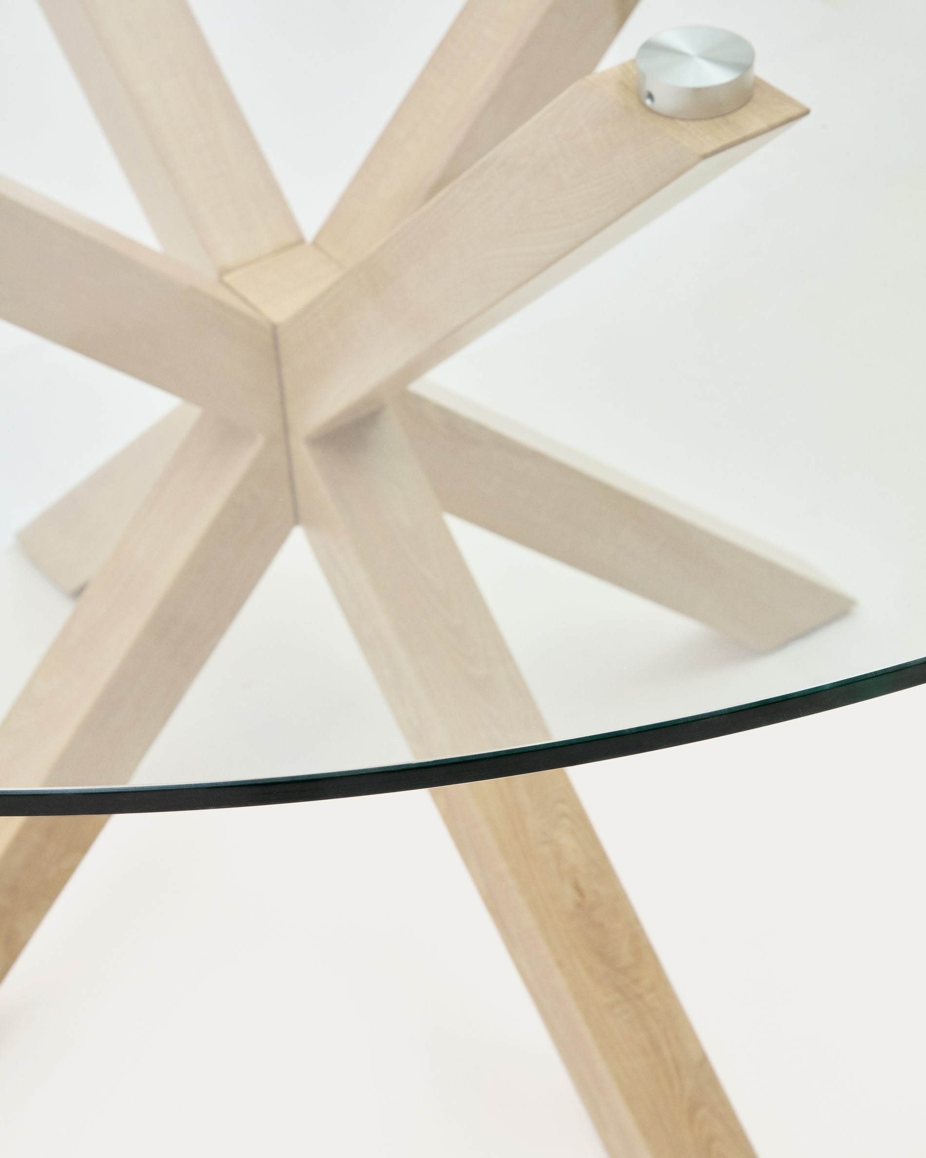 Der Argo runde Glastisch mit Stahlbeinen in Holzoptik bietet elegantes Design und Platz für gesellige Runden. Ideal für jedes Zuhause!