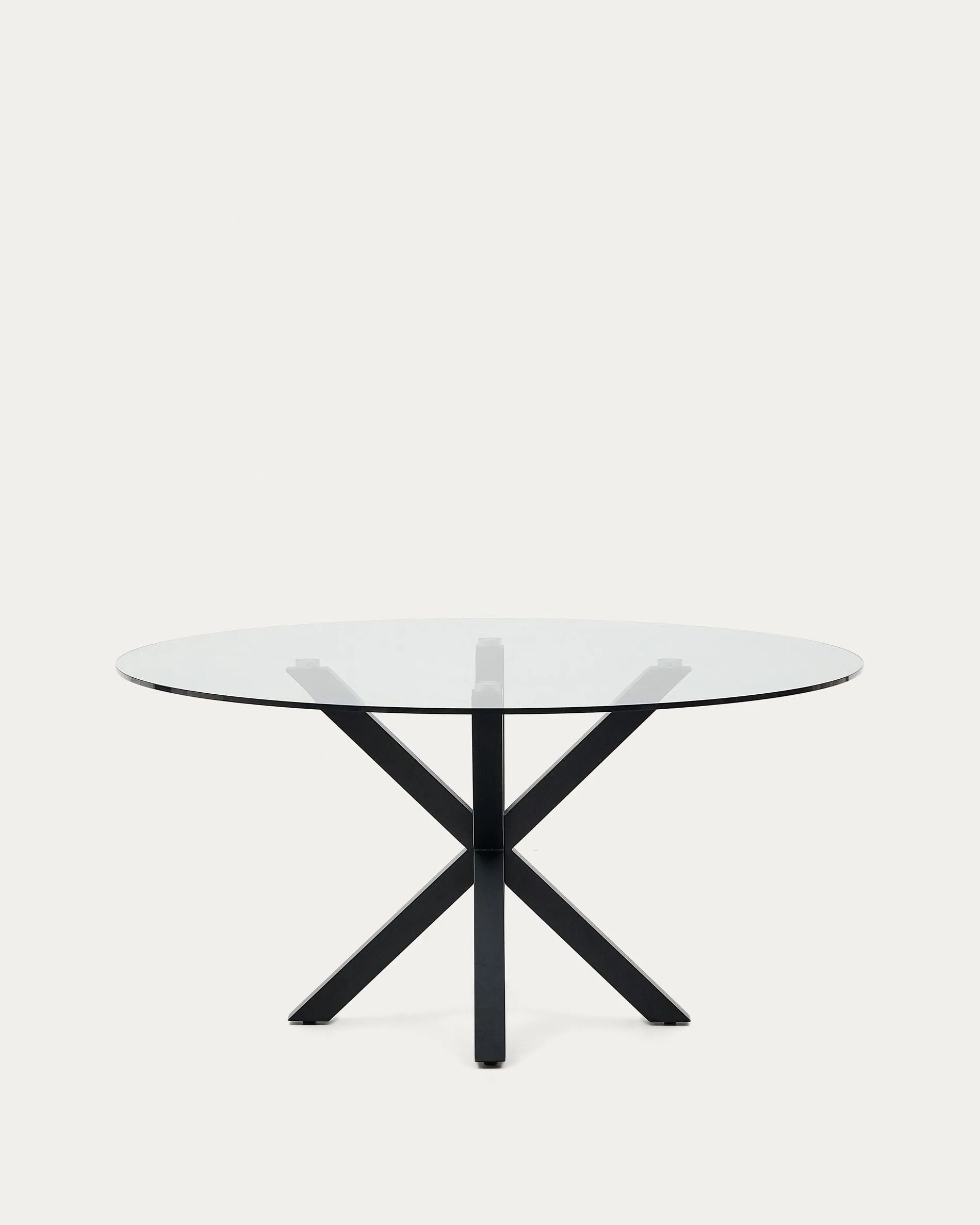 Moderner Tisch Argo mit runder Glasplatte und schwarzen Stahlbeinen, Ø 150 cm, ideal für stilvolle Wohn- und Essbereiche, von Kave Home.