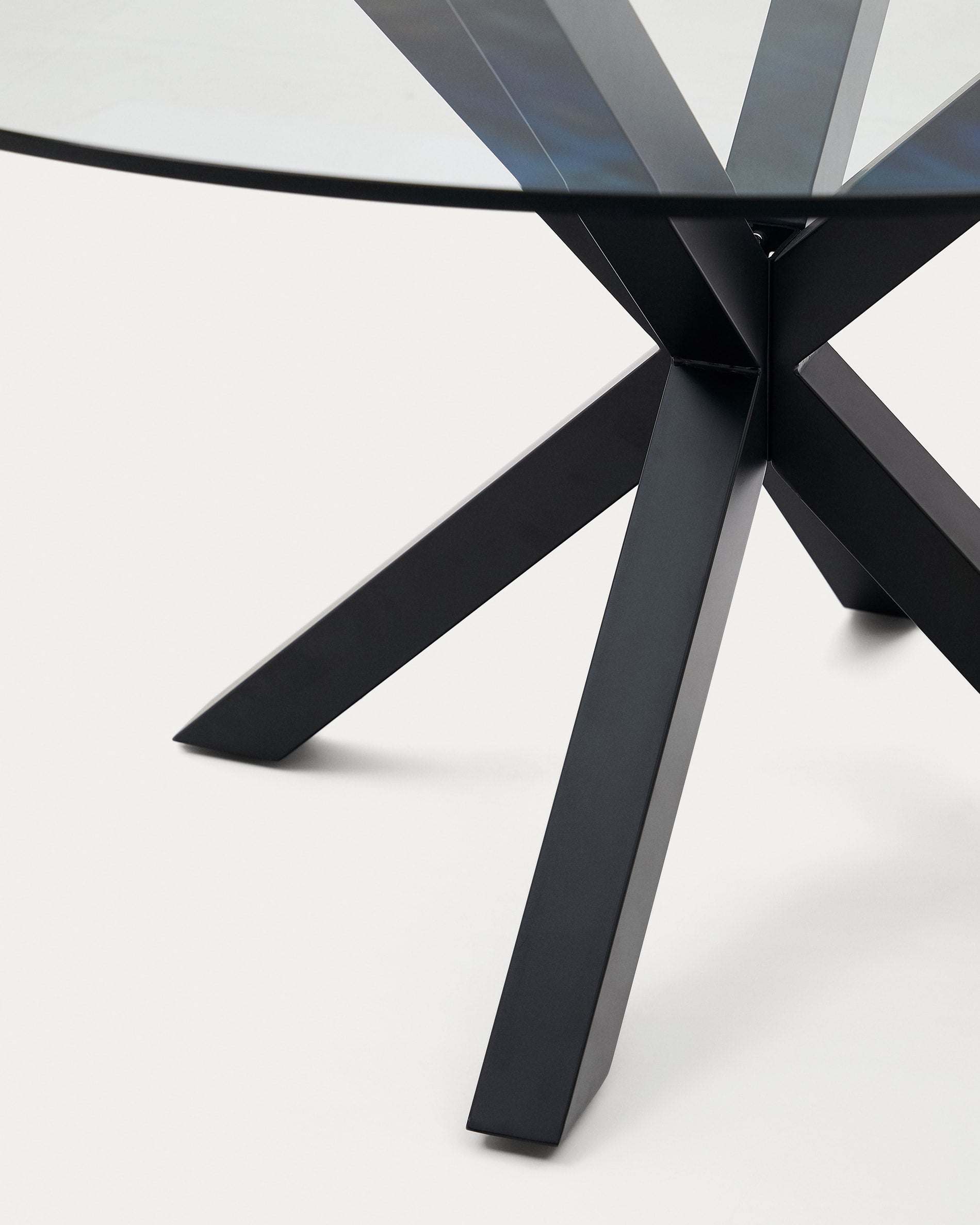 Moderner Esstisch Argo von Kave Home: Ø 150 cm, elegante Glasplatte, robuste Stahlbeine in Schwarz – ideal für stilvolle Esszimmer.