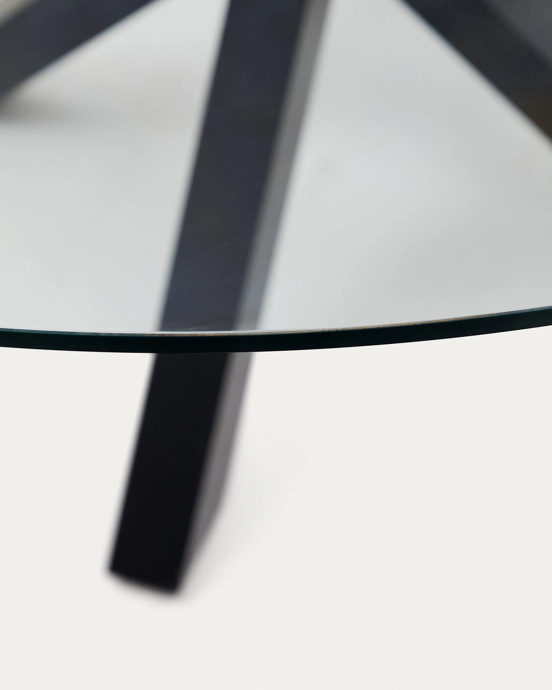 Moderner Tisch Argo mit runder Glasplatte und schwarzen Stahlbeinen, Ø 150 cm, ideal für stilvolle Wohn- und Essbereiche, von Kave Home.