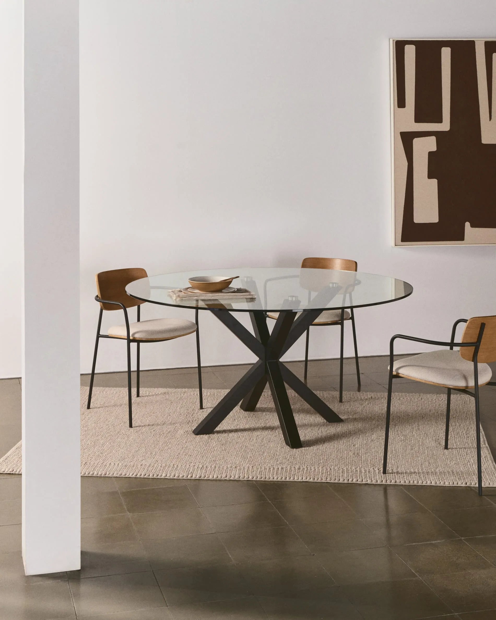 Moderner Tisch Argo mit runder Glasplatte und schwarzen Stahlbeinen, Ø 150 cm, ideal für stilvolle Wohn- und Essbereiche, von Kave Home.