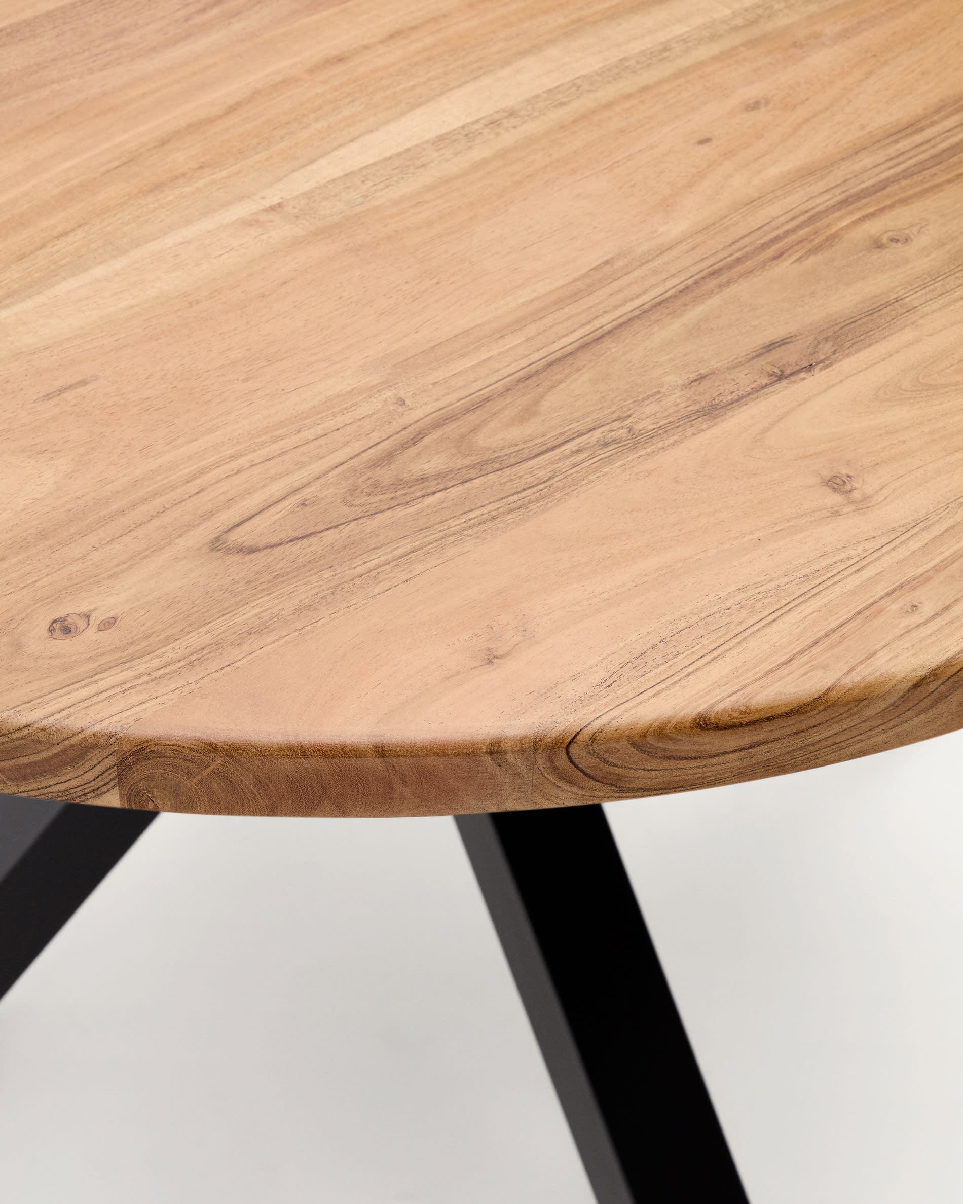 Runder Esstisch Argo Ø 150 cm, gefertigt aus massivem Akazienholz mit robusten schwarzen Stahlbeinen, perfekt für modernes Wohnen.
