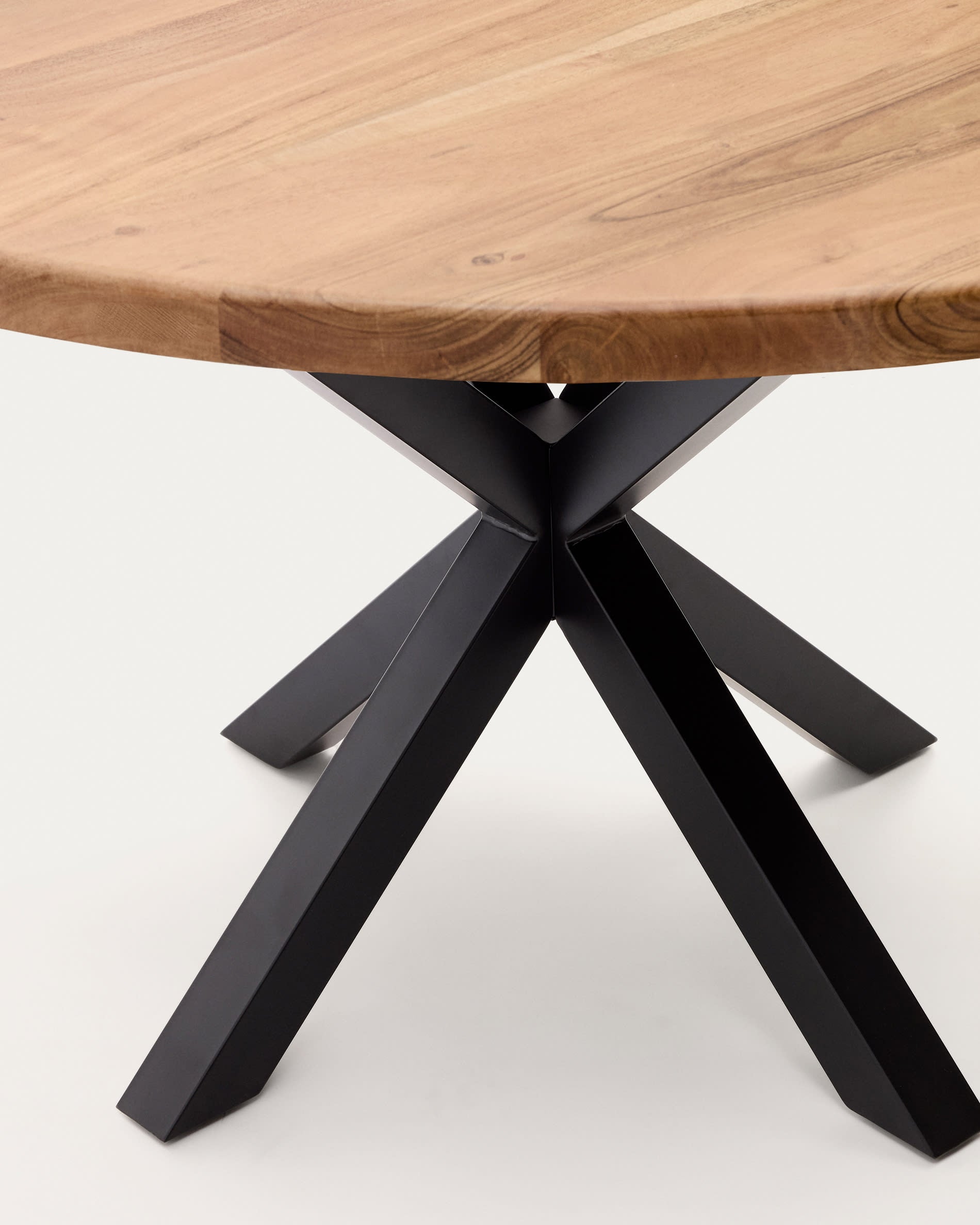 Runder Tisch Argo Ø 150 cm aus Akazienholz mit stabilen schwarzen Stahlbeinen, ideal für stilvolle und moderne Esszimmer.