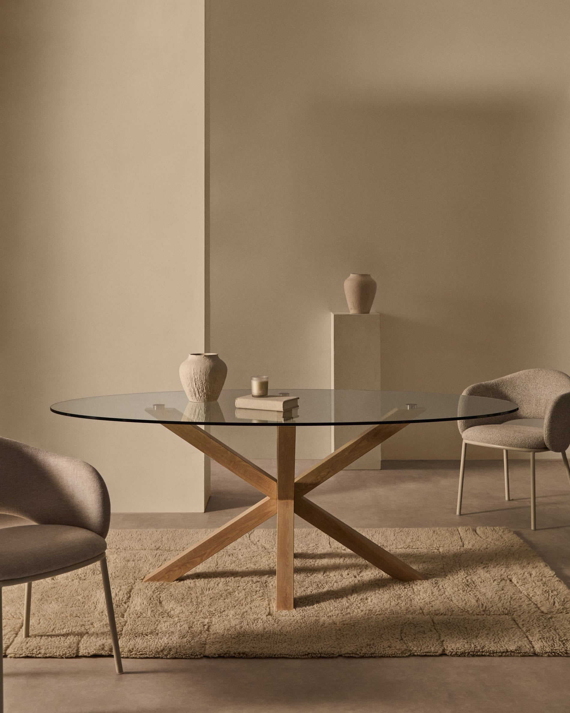 Eleganter ovaler Tisch Argo mit Glasplatte und Stahlbeinen in Holzoptik, Maße Ø 200 x 100 cm, von Kave Home.