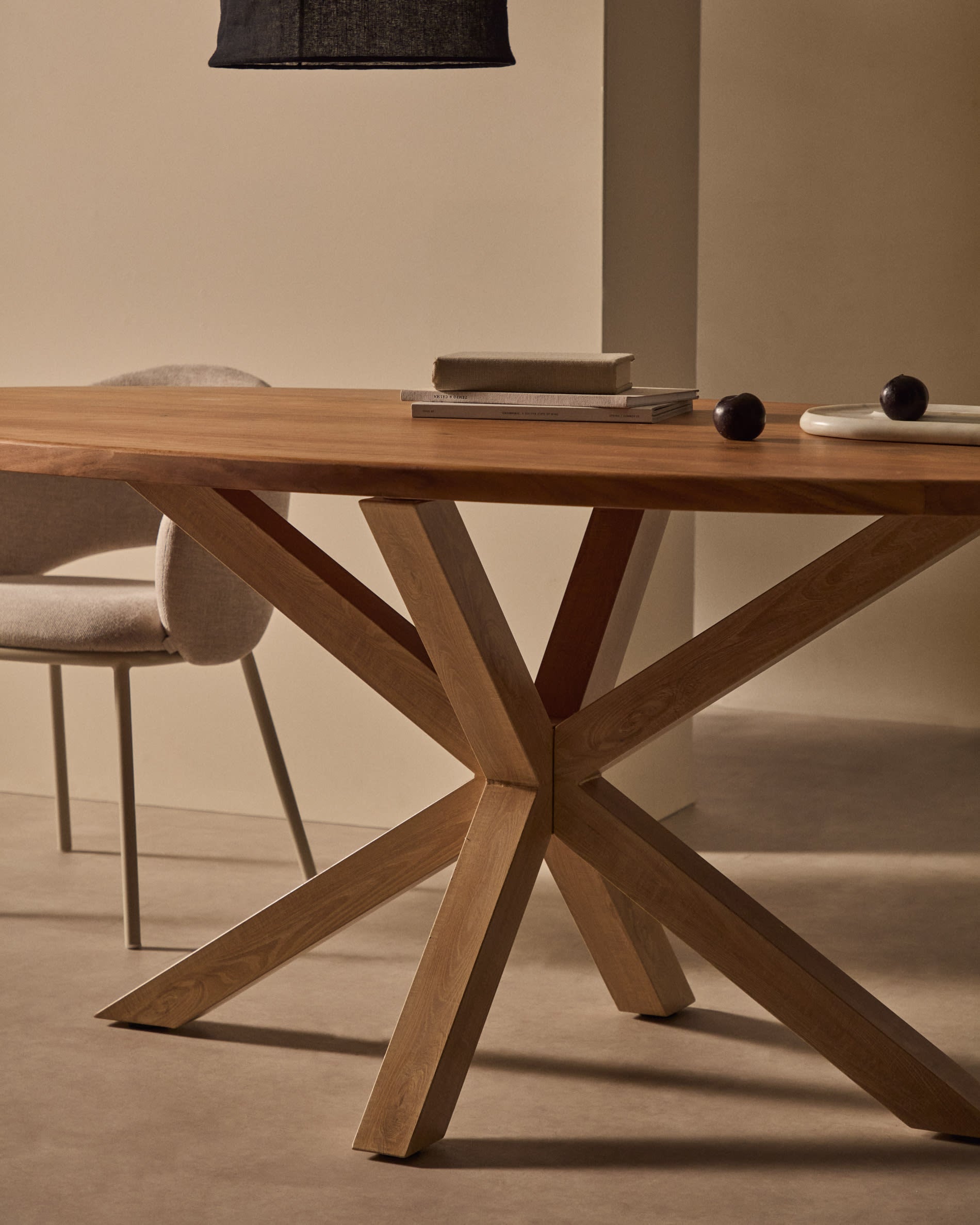 Ovaler Esstisch aus Akazienholz mit robusten Stahlbeinen in Holzoptik, 200 x 100 cm, stilvoll und langlebig, von Kave Home.