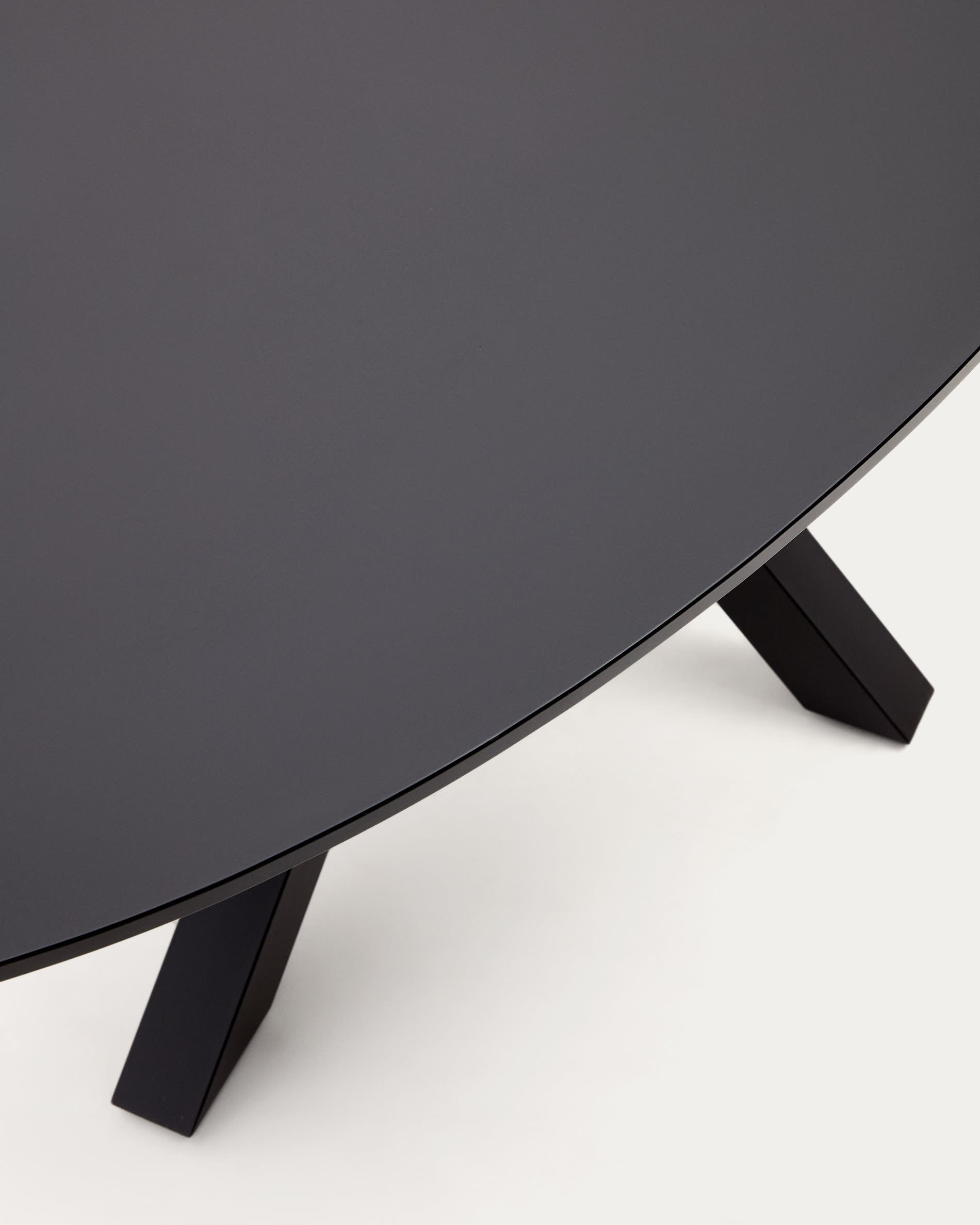 Moderner Argo Tisch: Transparente Glasplatte, schwarze Stahlbeine, 200x100 cm, stilvolles Design für zeitgemäße Wohnräume.
