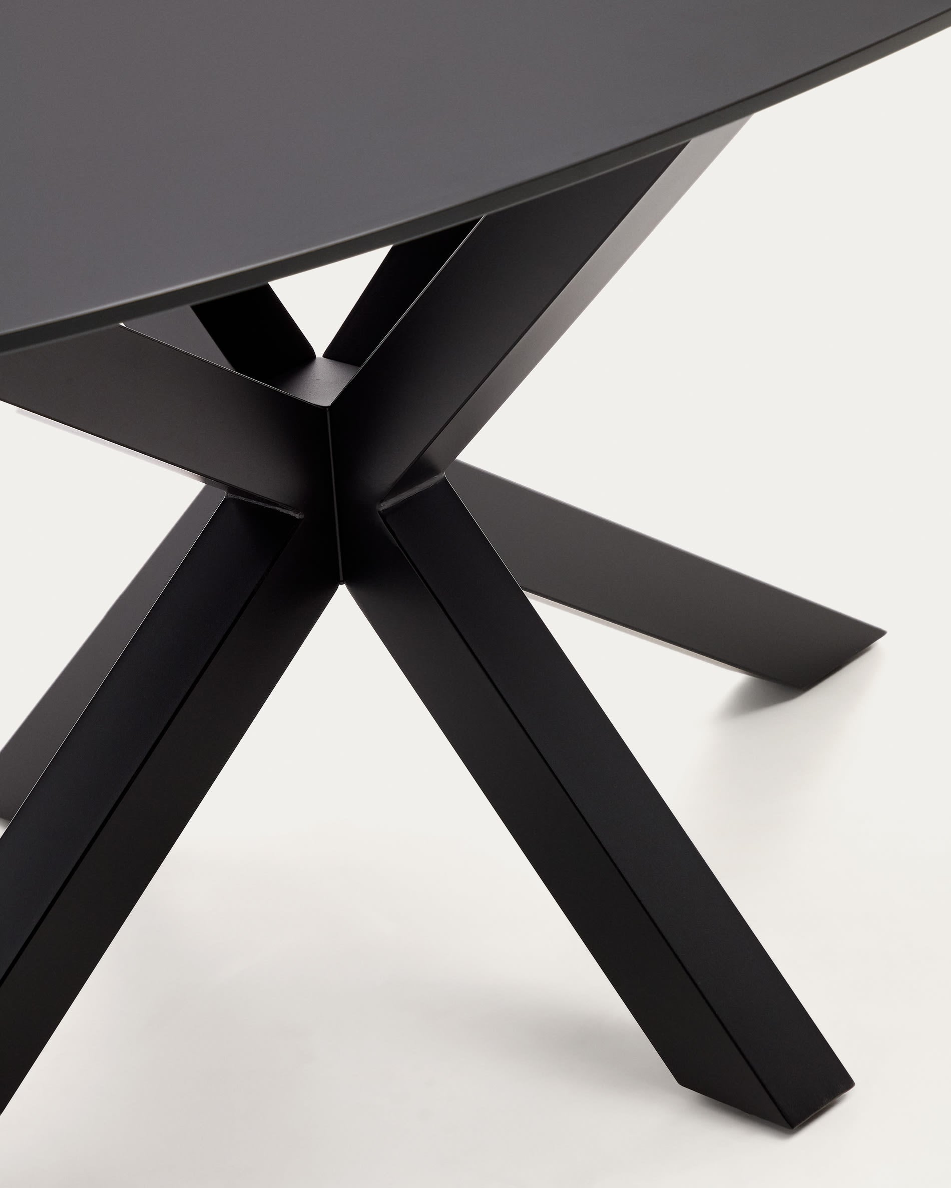 Eleganter Argo Tisch: Klare Glasplatte, stabile schwarze Stahlbeine, Maße 200x100 cm, ideal für moderne Wohnräume.