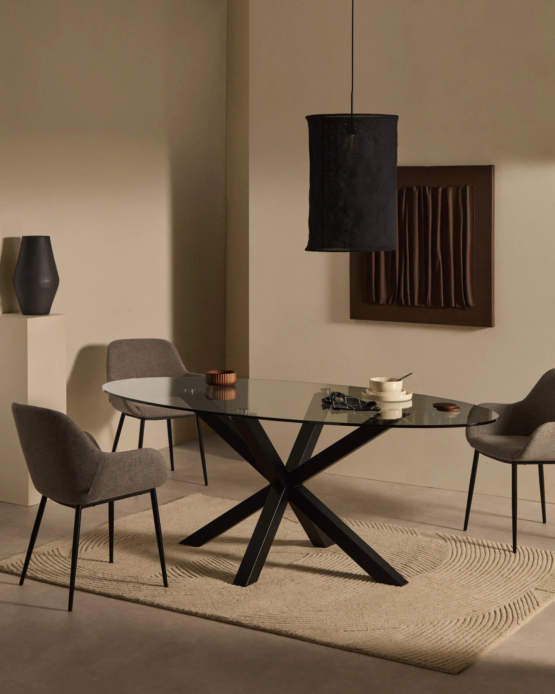 Eleganter ovaler Tisch Argo mit Glasplatte und schwarzen Stahlbeinen, 200 x 100 cm, ideal für moderne und stilvolle Einrichtungen.