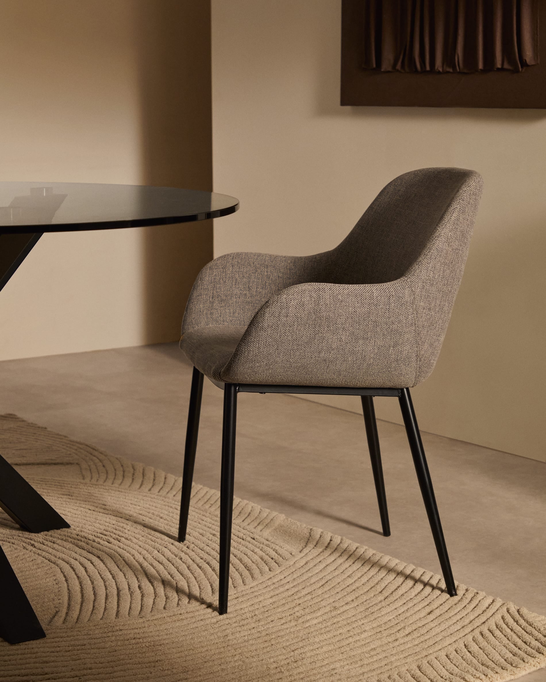 Eleganter ovaler Tisch Argo mit Glasplatte und schwarzen Stahlbeinen, 200 x 100 cm, ideal für moderne und stilvolle Einrichtungen.