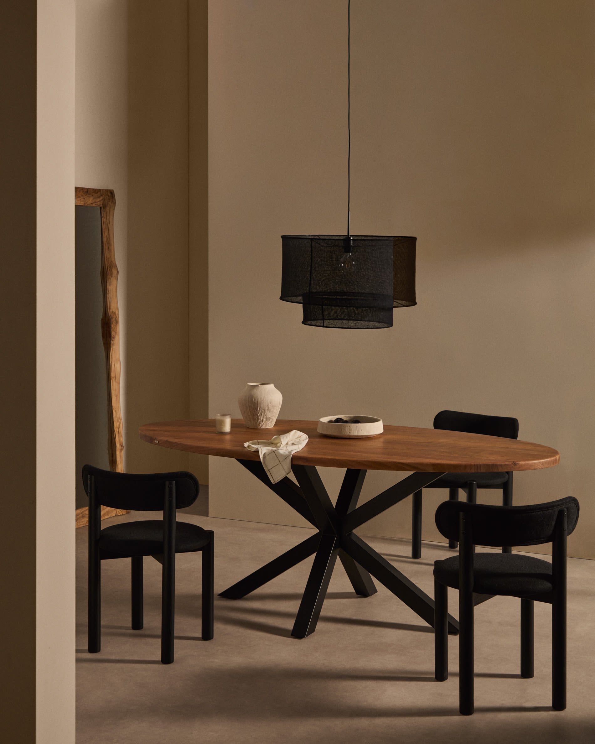 Eleganter ovaler Tisch aus massivem Akazienholz mit robusten schwarzen Stahlbeinen, ideal für stilvolle Essbereiche.