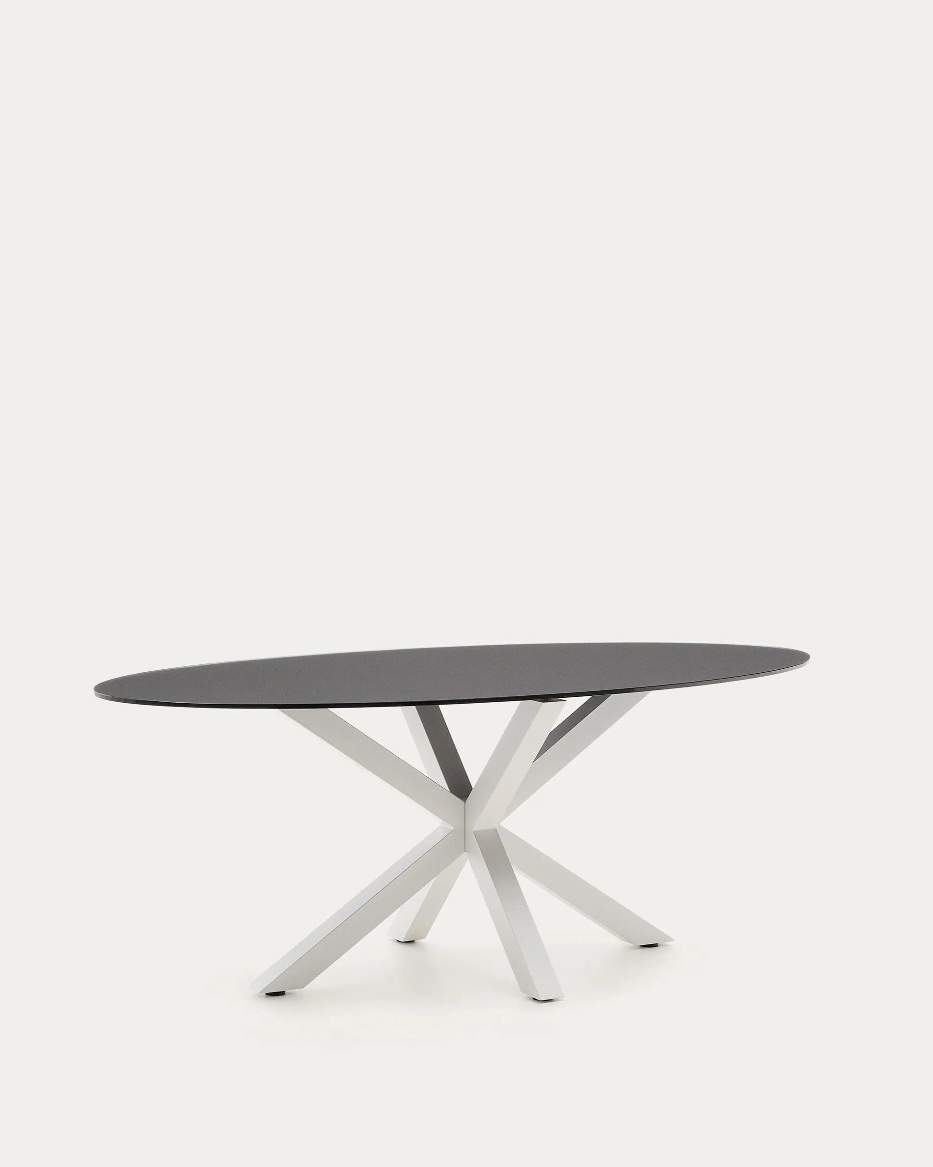 Ovaler Tisch Argo: Mattschwarze Glasplatte, weiße Stahlbeine, 200x100 cm, stilvolles Design von Kave Home.