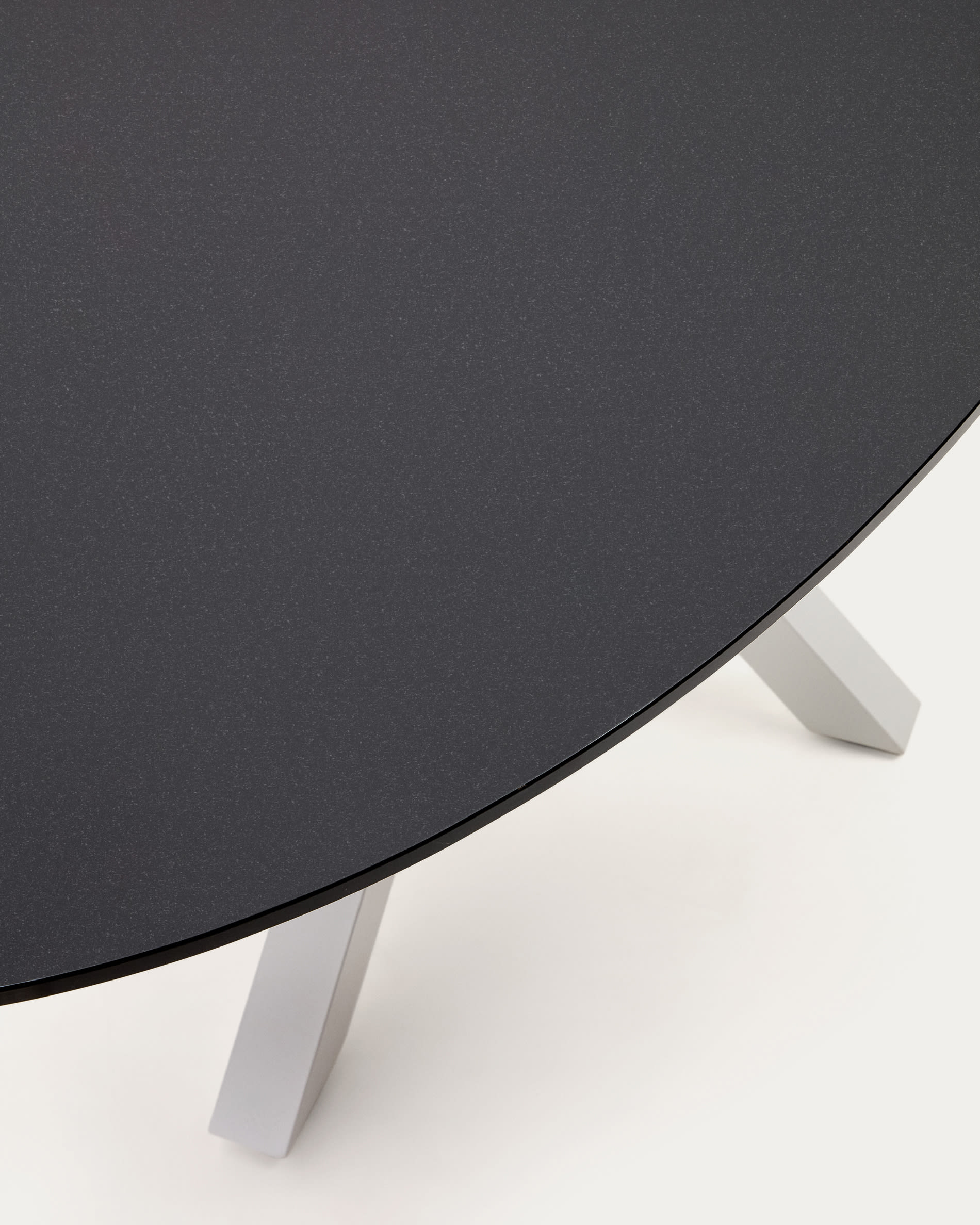 Eleganter ovaler Tisch Argo mit mattschwarzer Glasplatte und weißen Stahlbeinen, Maße 200x100 cm, modernes Design von Kave Home.