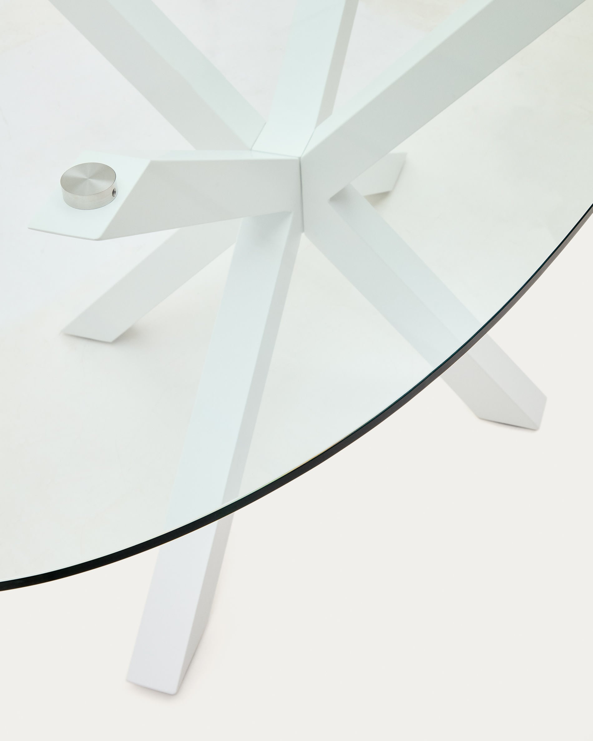 Moderner ovaler Esstisch aus Glas und robusten Stahlbeinen in elegantem Weiß, perfekt für gesellige Anlässe und stilvolle Einrichtung.