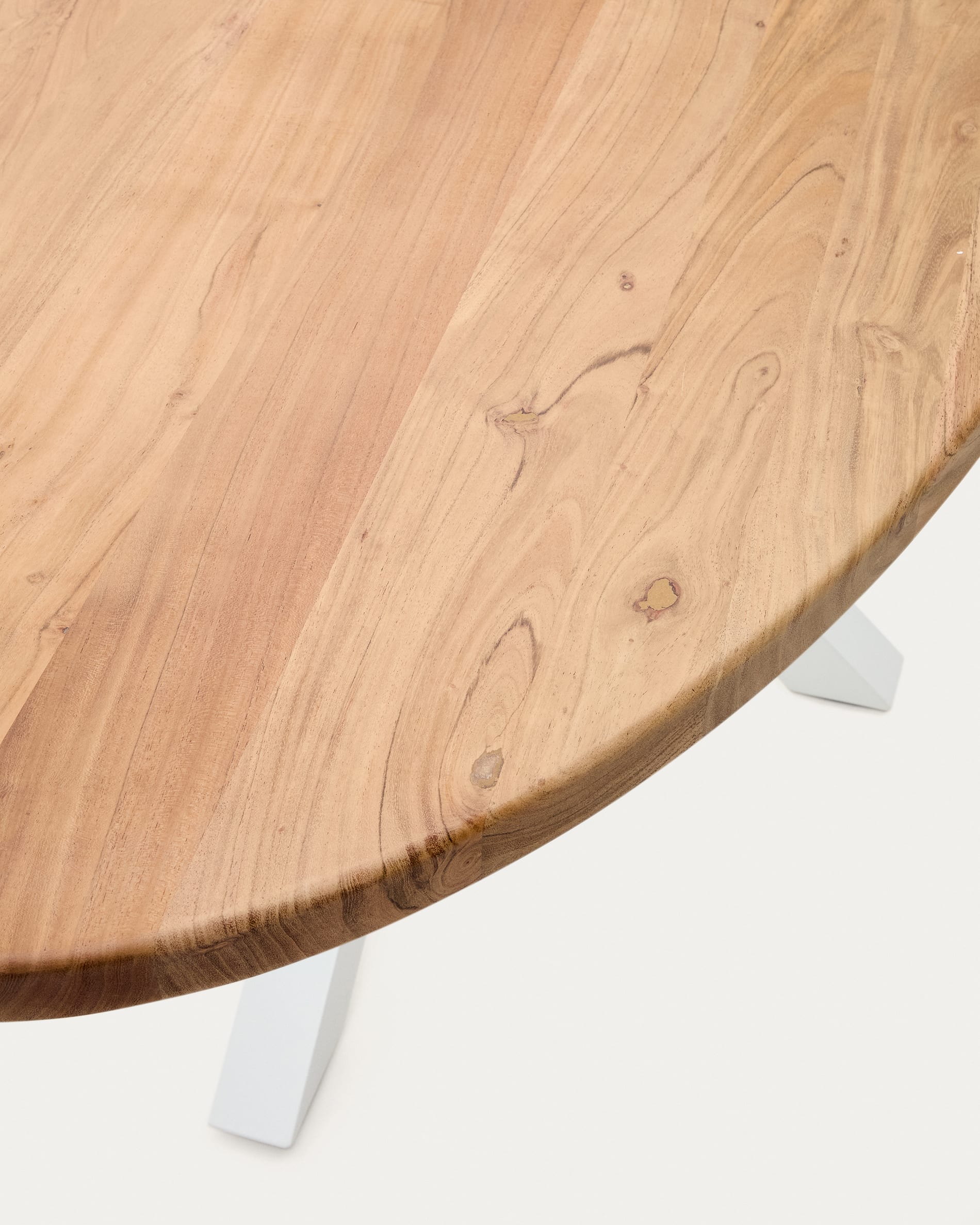 Eleganter ovaler Tisch aus Akazienholz mit weißen Stahlbeinen, ideal für stilvolle Dinnerpartys und gesellige Runden.
