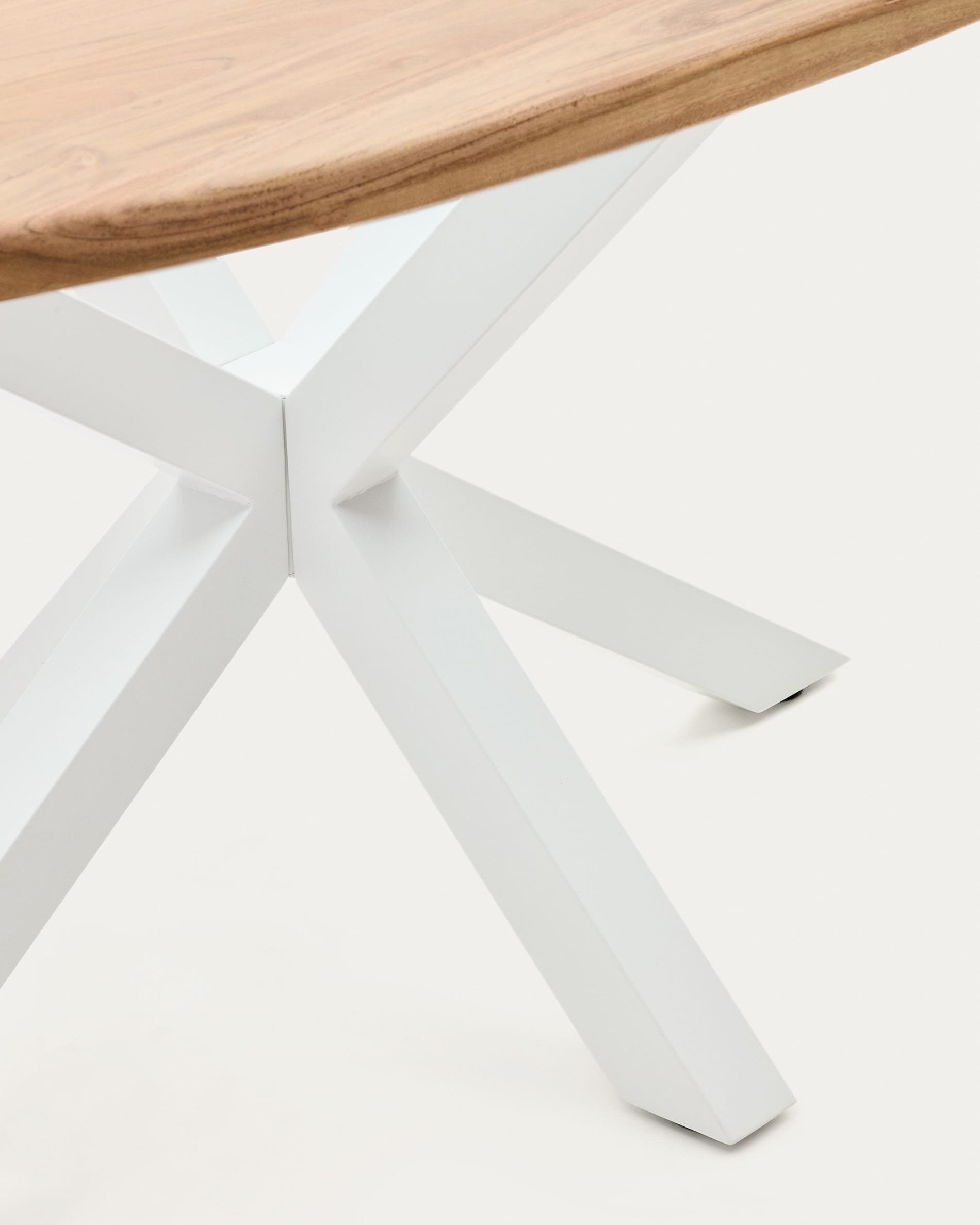 Eleganter ovaler Tisch aus massivem Akazienholz mit weißen Stahlbeinen, 200x100 cm, ideal für stilvolle und moderne Essbereiche.