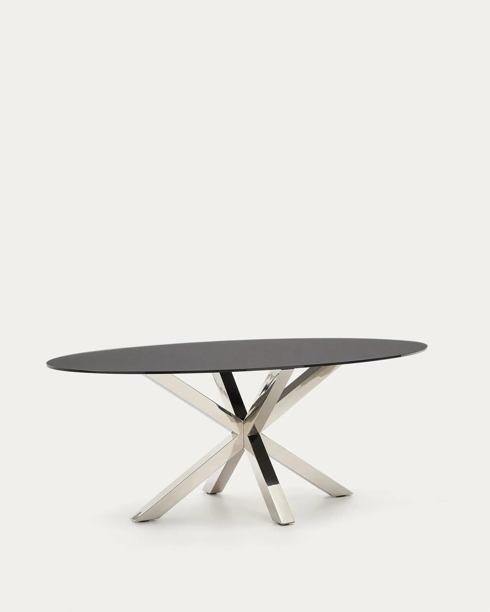Eleganter ovaler Tisch Argo mit mattschwarzer Glasplatte und rostfreien Stahlbeinen, Maße 200x100 cm, von Kave Home.