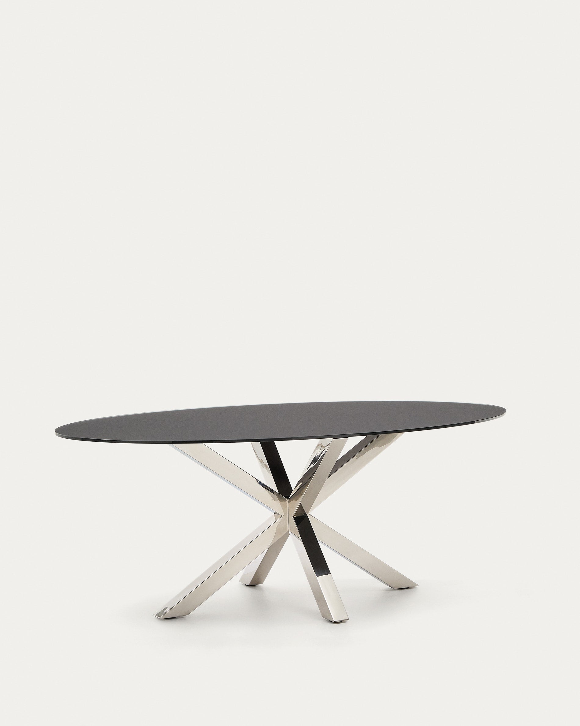Eleganter ovaler Tisch aus mattschwarzem Glas mit stabilen Edelstahlbeinen, ideal für stilvolle Dinnerpartys.