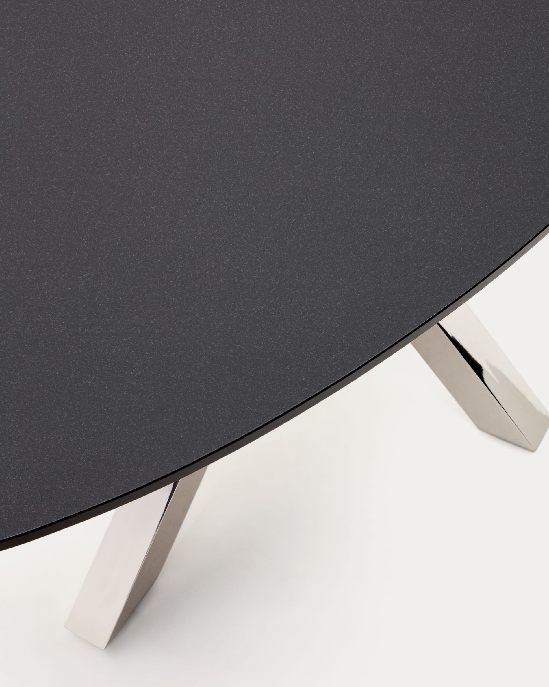 Moderner ovaler Tisch Argo mit schwarzer Glasplatte und Edelstahlbeinen, 200x100 cm, ideal für stilvolle Esszimmer.