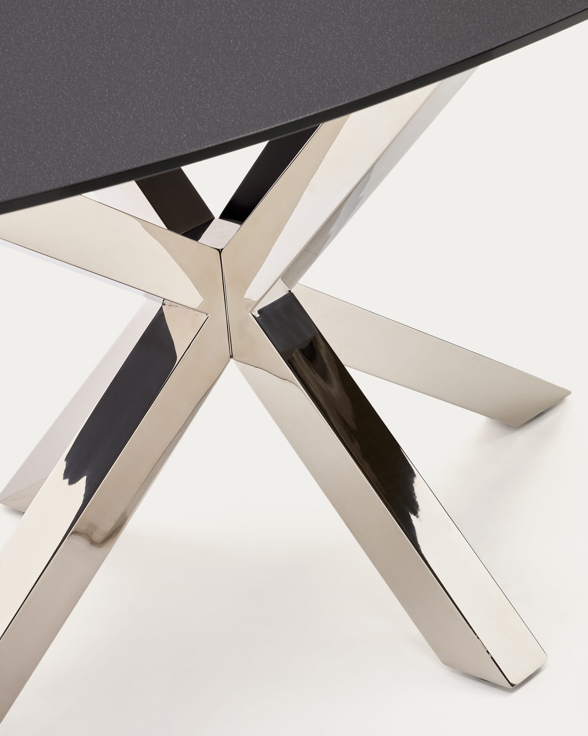 Eleganter ovaler Tisch Argo mit mattschwarzer Glasplatte und rostfreien Stahlbeinen, 200x100 cm, perfekt für moderne Esszimmer.