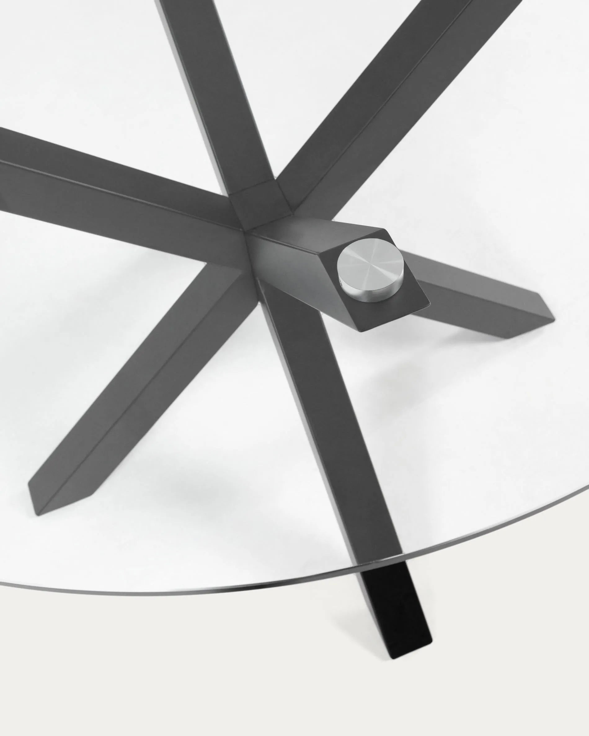 Moderner Argo Couchtisch Ø 82 cm mit klarer Glasplatte und stilvollen schwarzen Stahlbeinen, ideal für zeitgemäße Wohnräume.