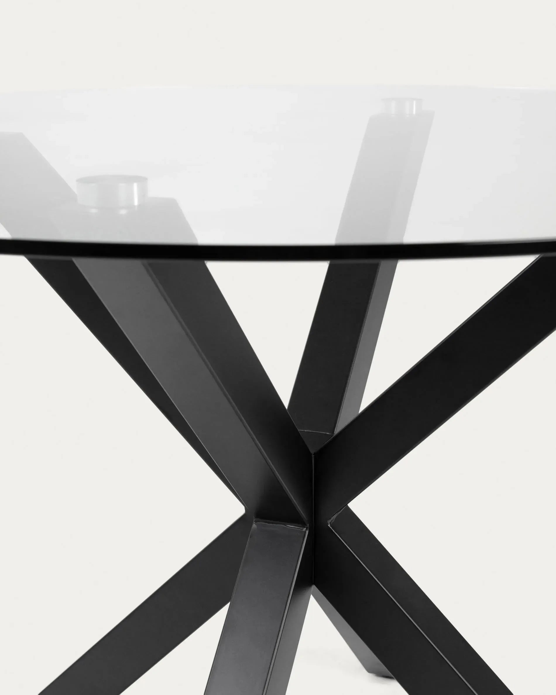 Eleganter Argo Couchtisch Ø 82 cm mit Glasplatte und schwarzen Stahlbeinen, perfekt für moderne Wohnräume und stilvolle Einrichtung.