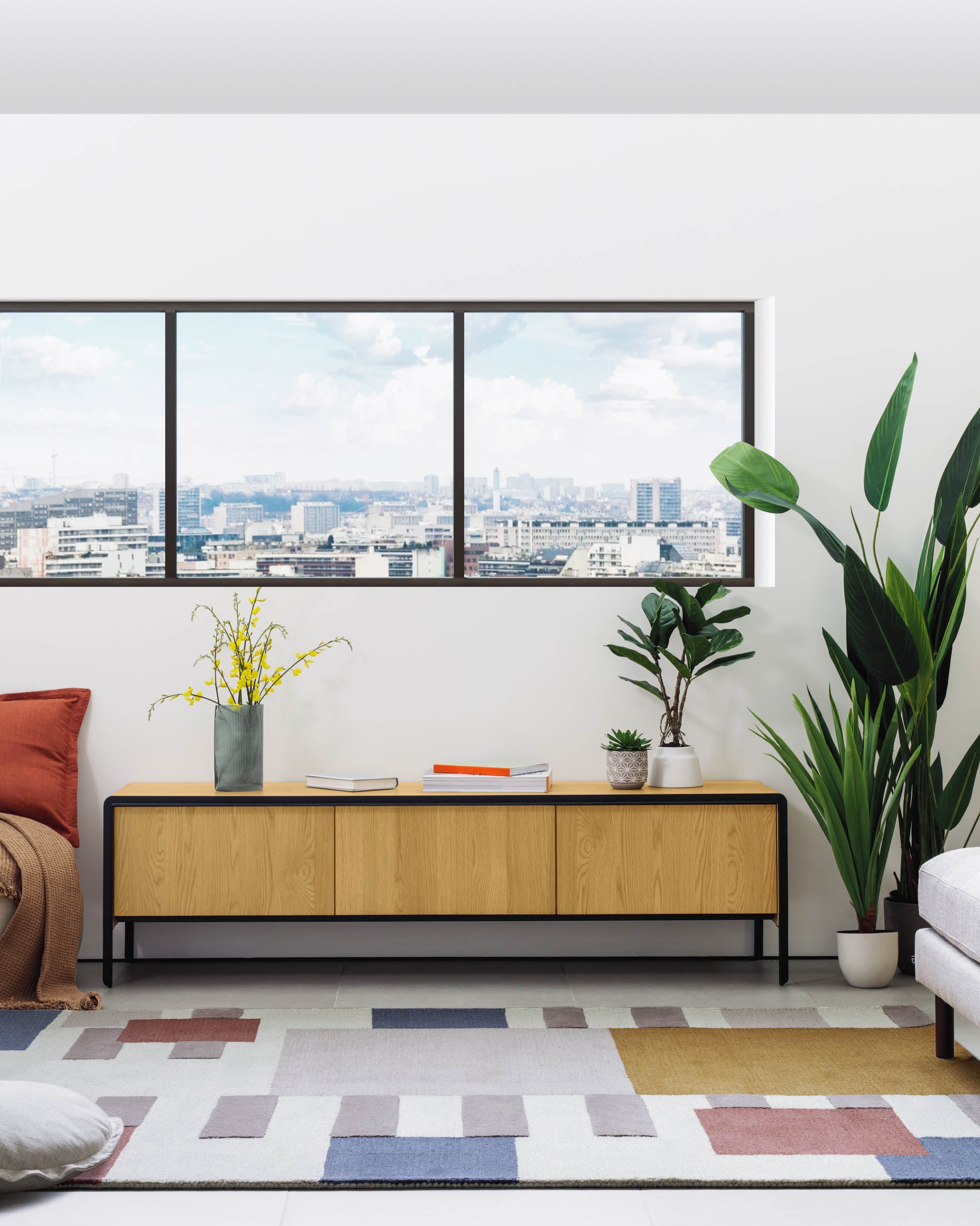Moderner TV-Schrank Nadyria mit 3 Türen aus Eichenfurnier und schwarzem Stahl, perfekt für stilvolle Wohnräume, Maße 180 x 50 cm.
