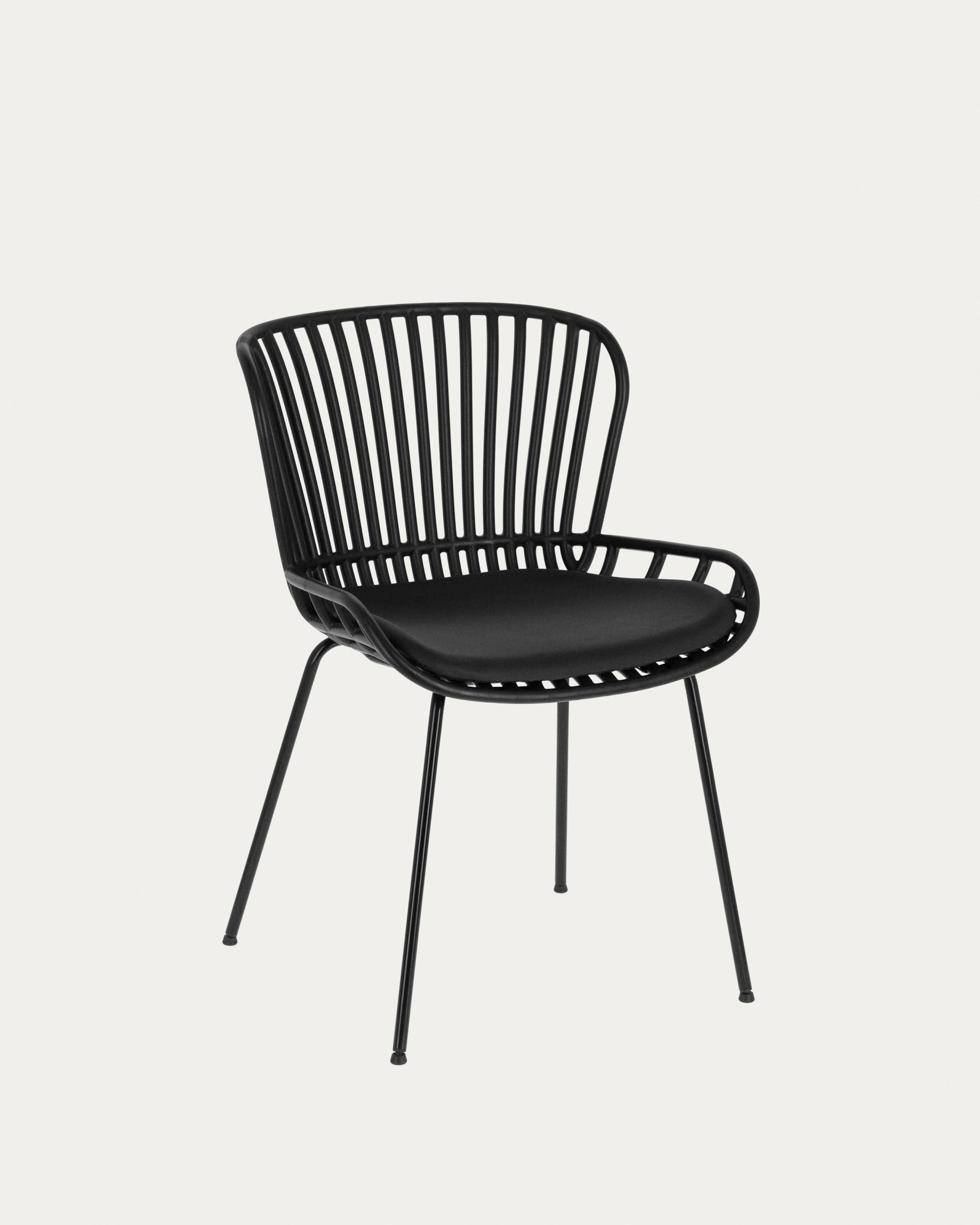 3D-Modell des Surpik Stuhls: Schwarze Stahlbeine, pflegeleichtes Polypropylen, ideal für Esszimmer und Büro.