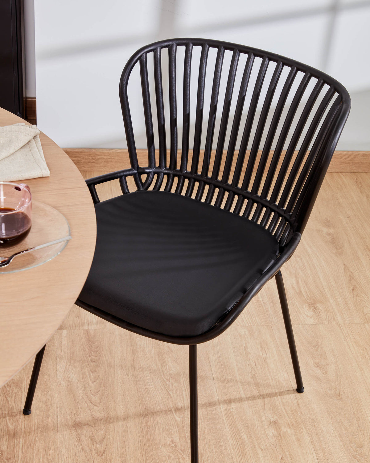 Surpik Stuhl mit Stahlbeinen in Schwarz in Schwarz präsentiert im Onlineshop von KAQTU Design AG. Stuhl ist von Kave Home