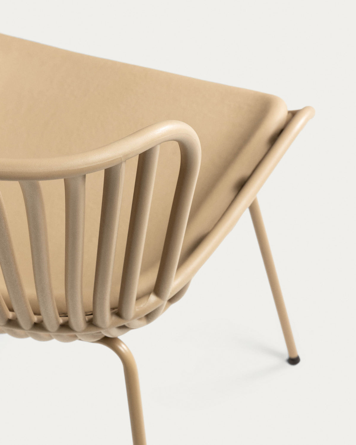 Surpik Stuhl mit Stahlbeinen in Beige in Beige präsentiert im Onlineshop von KAQTU Design AG. Stuhl ist von Kave Home
