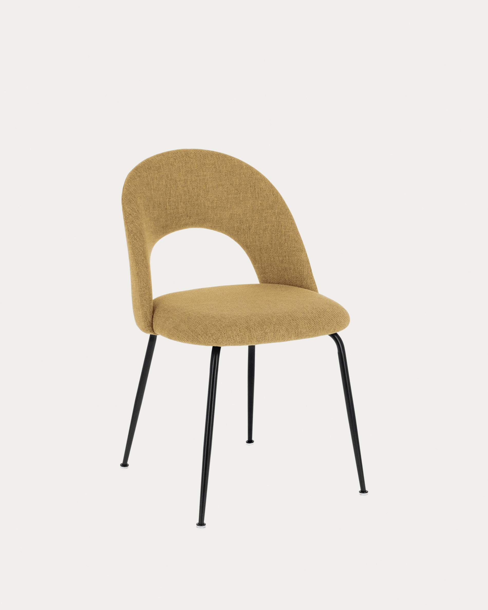 3D-Modell des Mahalia Stuhls: Senfgelber Sitz, schwarze Stahlbeine, modern und komfortabel, ideal für Esszimmer & Büro.