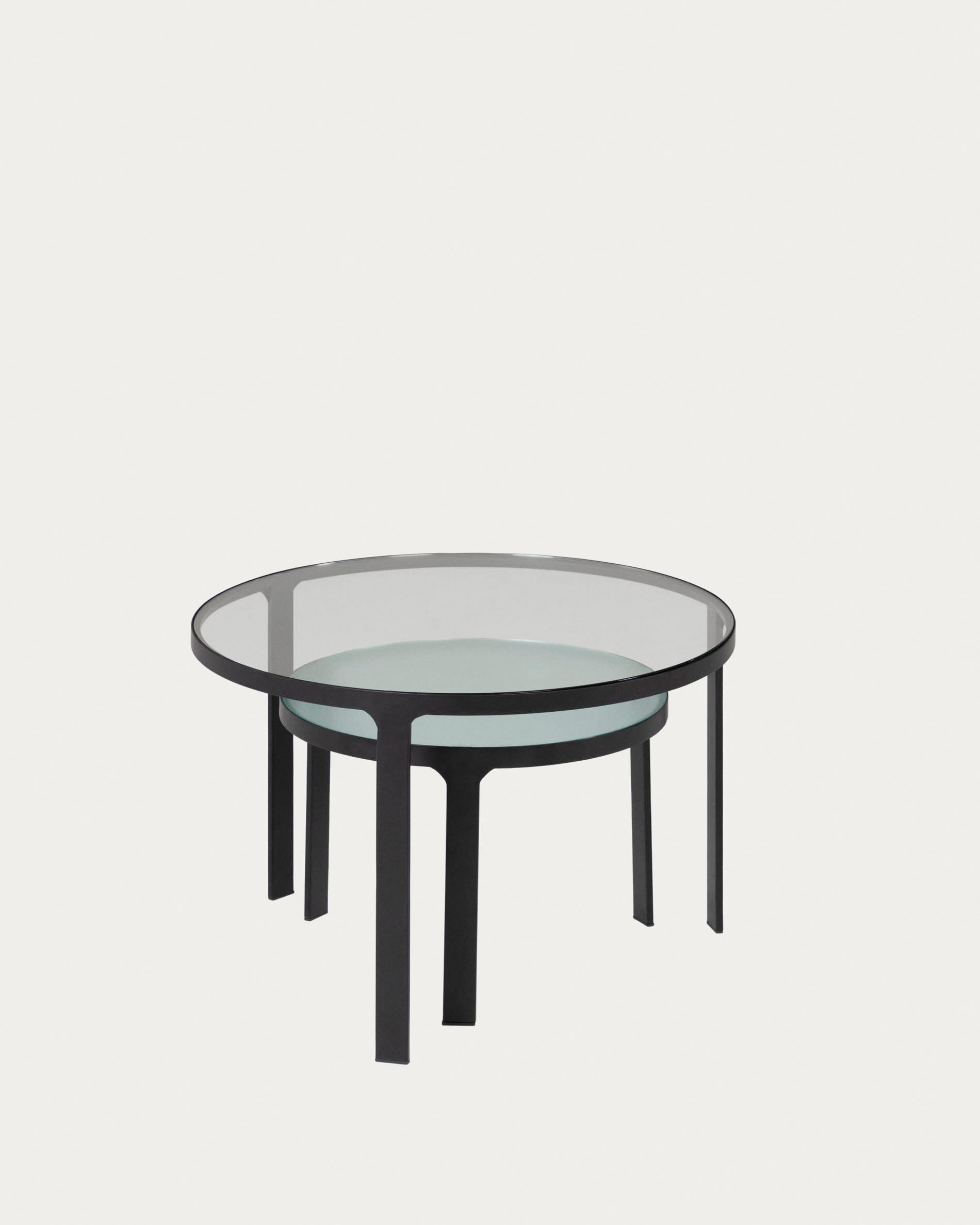 Das Oni Set von Kave Home bietet zwei elegante Beistelltische (Ø 70 cm und Ø 50 cm) mit zeitgemässem Design und praktischer Funktionalität.