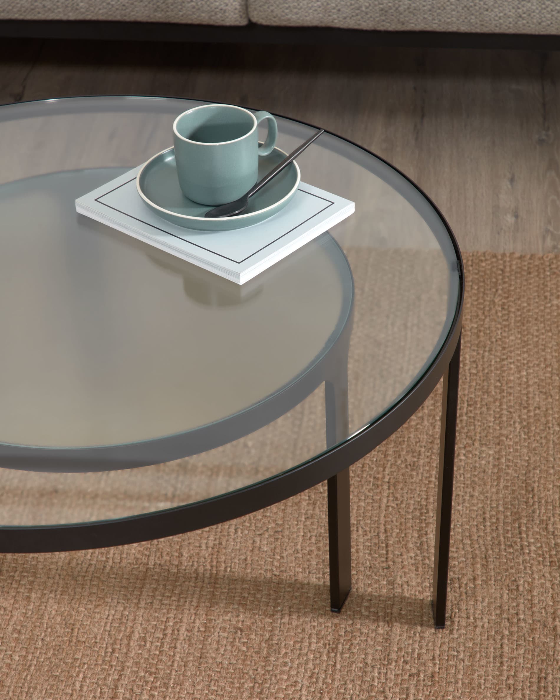 Das Oni Set von Kave Home bietet zwei elegante Beistelltische (Ø 70 cm und Ø 50 cm) mit zeitgemässem Design und praktischer Funktionalität.