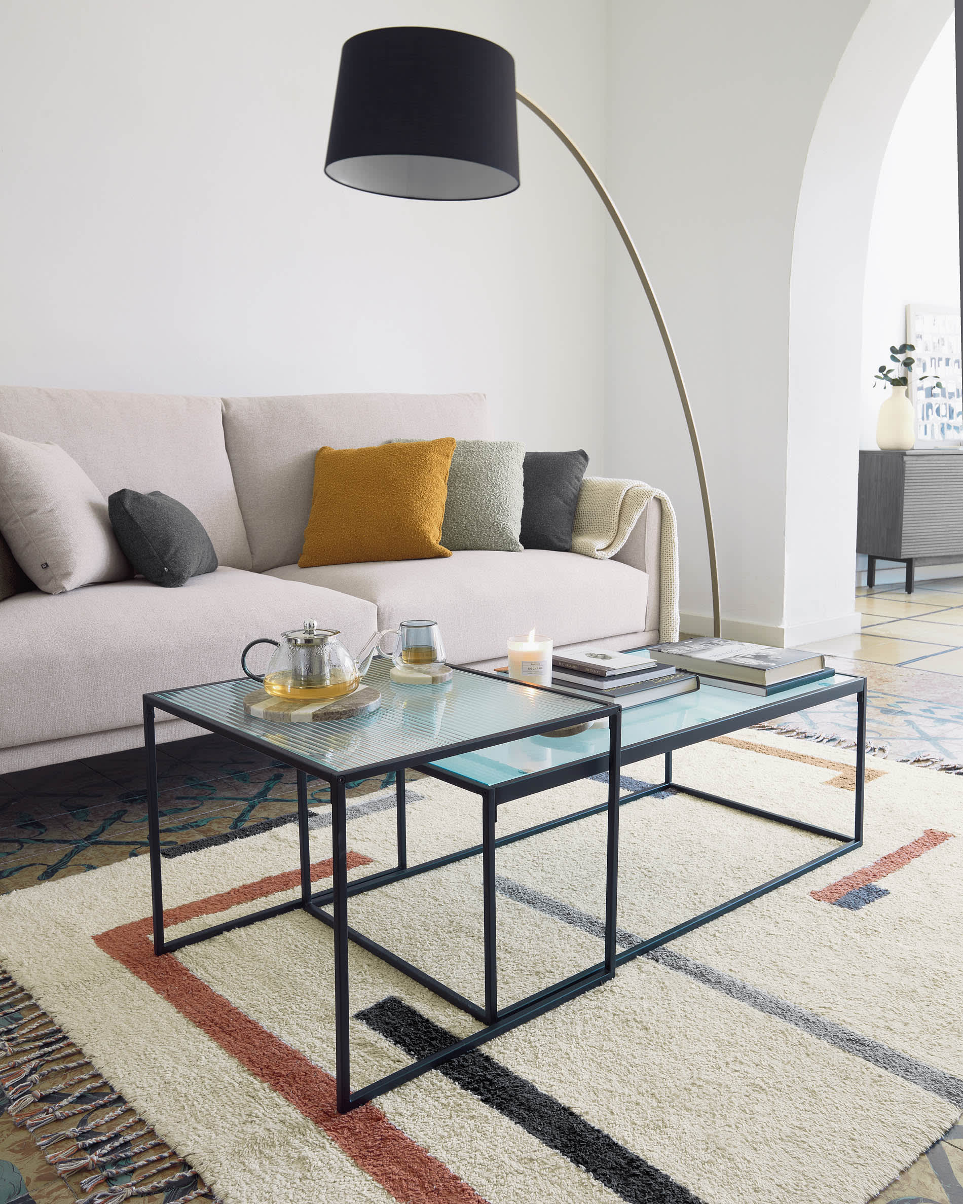 Das Akemi Set von Kave Home umfasst zwei stilvolle Couchtische, die modernes Design und Funktionalität vereinen.