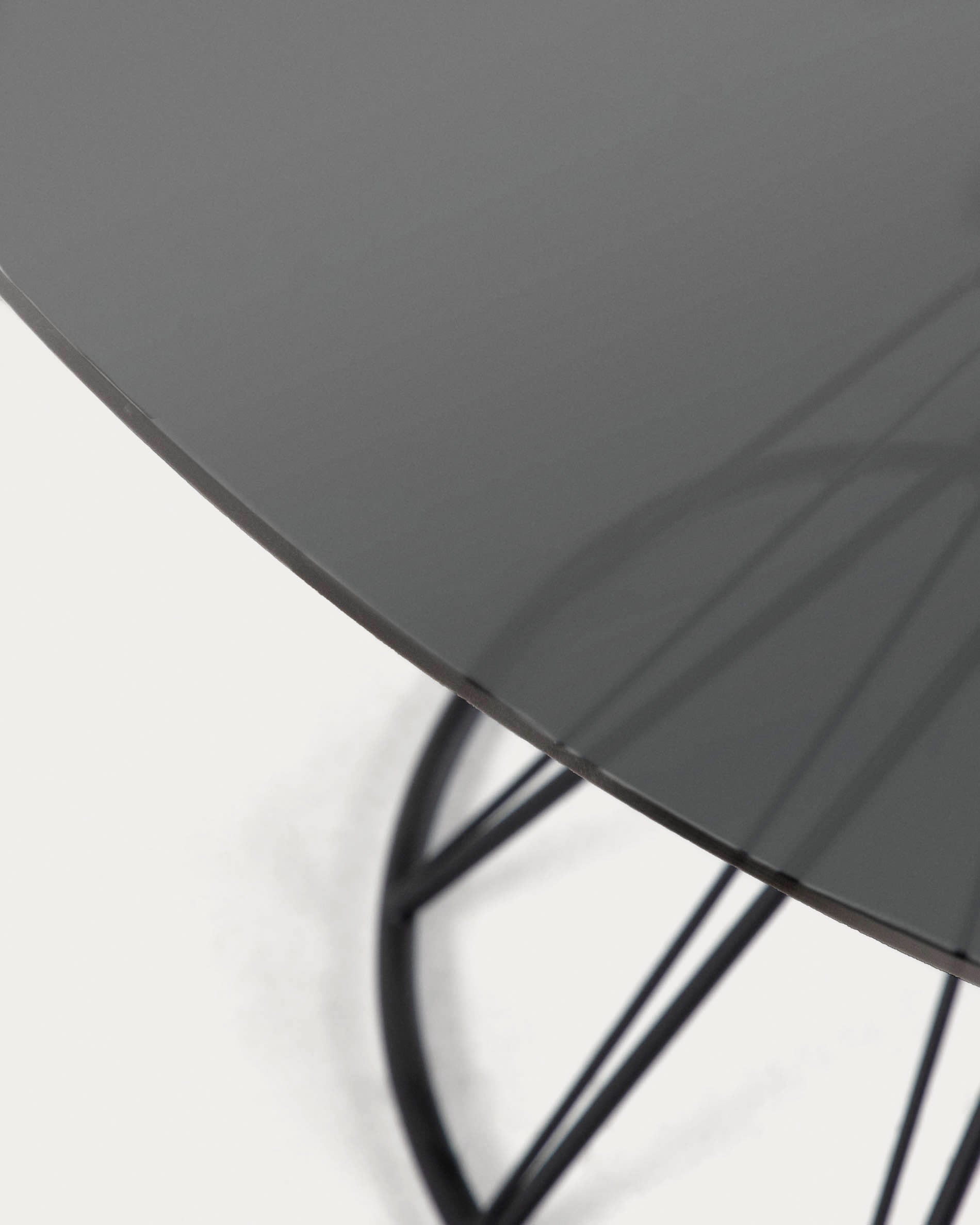 Niut runder Tisch aus Glas und Stahlbeine mit schwarzem Finish Ø 120 cm in Schwarz, Klar präsentiert im Onlineshop von KAQTU Design AG. Esstisch ist von Kave Home