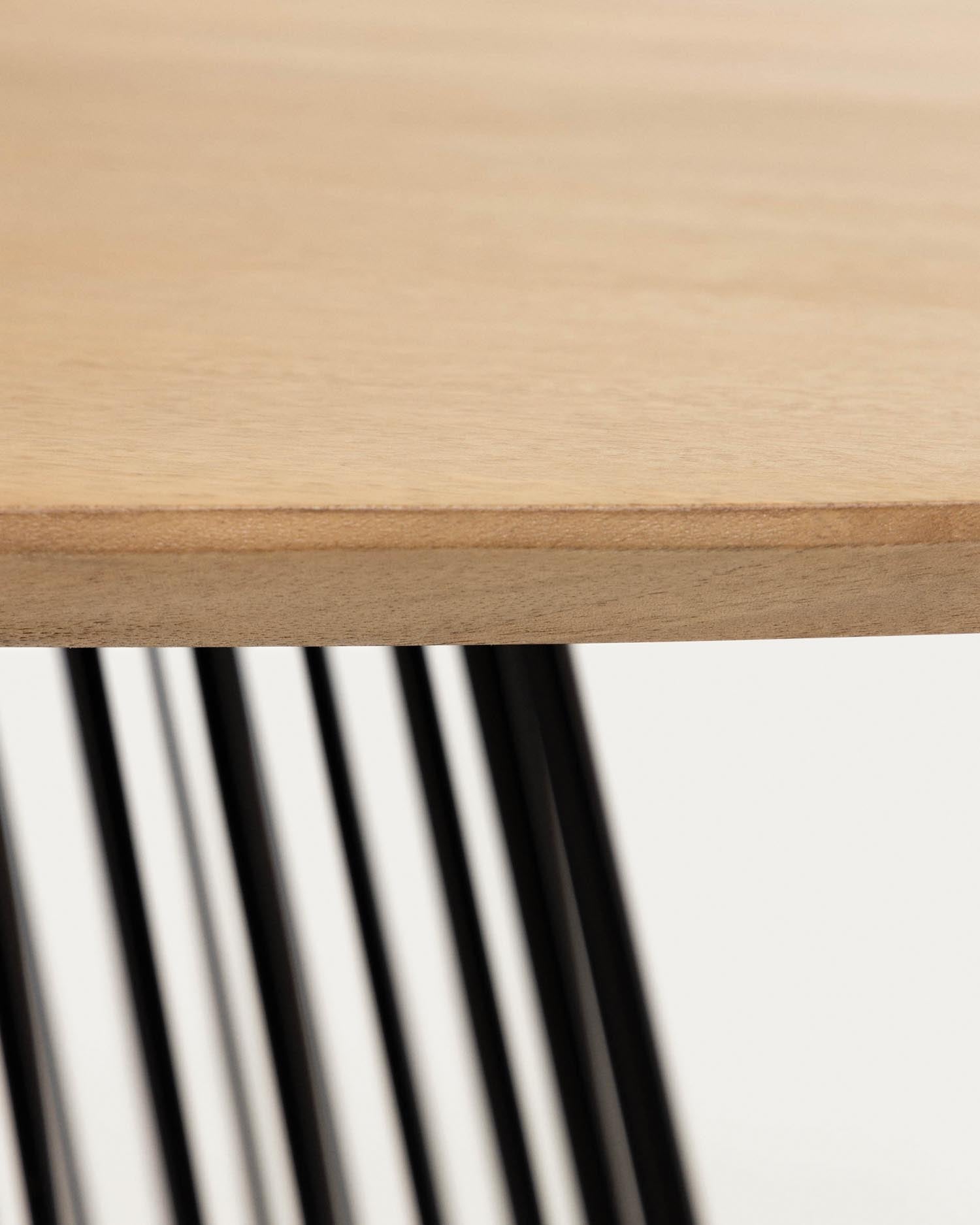 Der Leska Tisch vereint robustes Mangoholz mit stilvollen Stahlbeinen, ideal für gesellige Runden und nachhaltiges Wohnen.