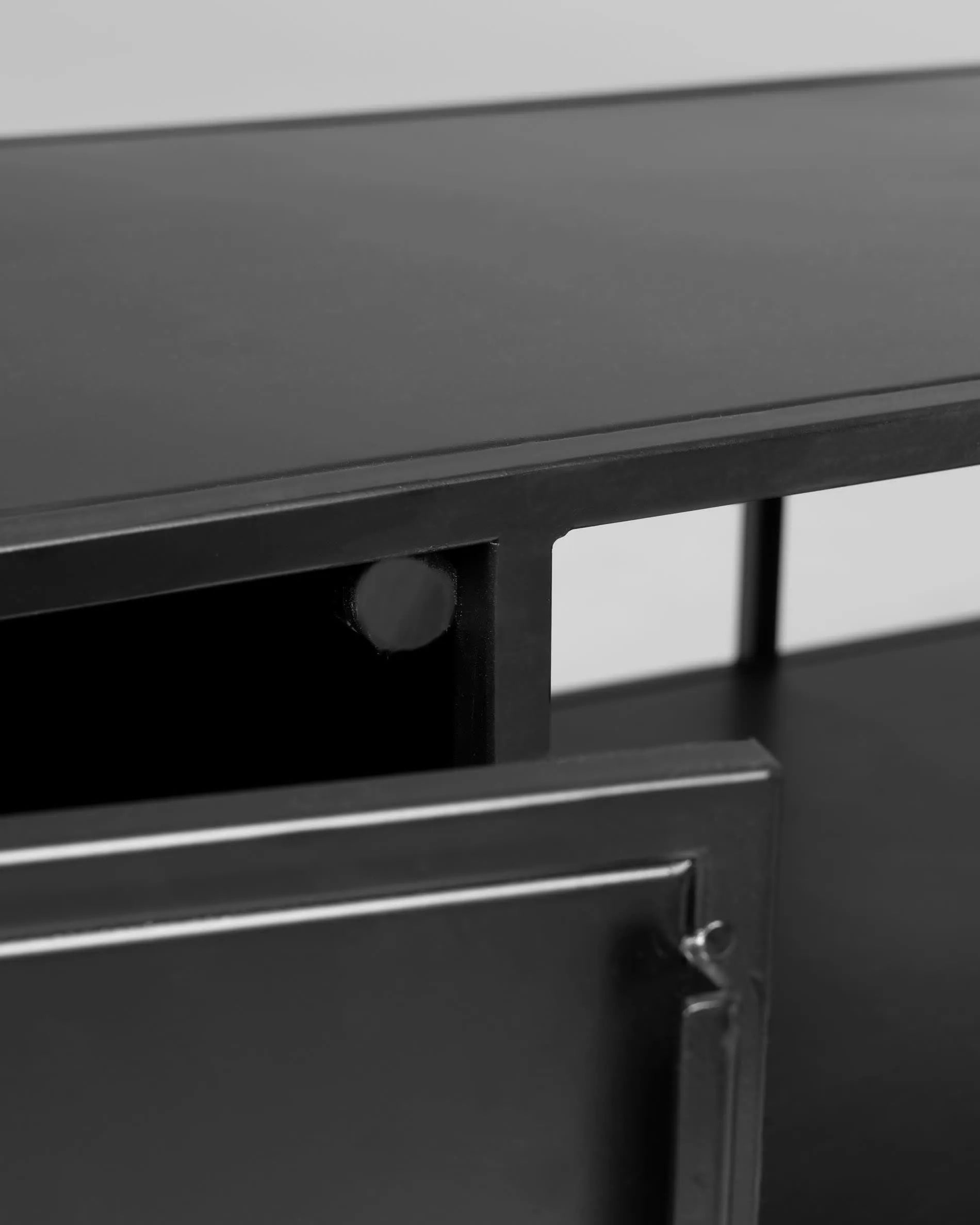 Eleganter TV-Schrank aus schwarzem Metall, 150x50 cm, mit 1 Tür und 1 Schublade. Modernes Design von Kave Home.