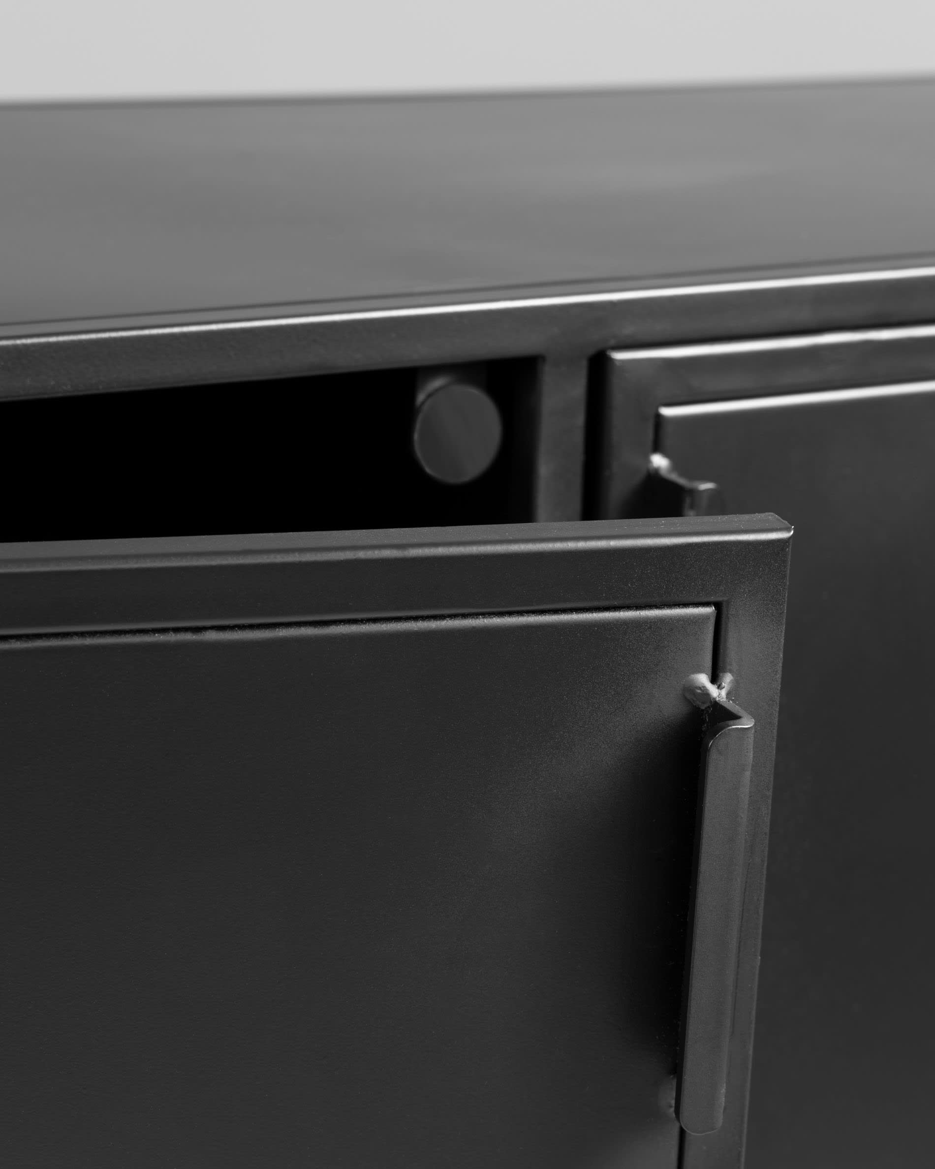 Modernes Sideboard aus schwarzem Stahl, 3 Türen, 160x72 cm, von Kave Home, ideal für eine elegante und funktionale Raumgestaltung.