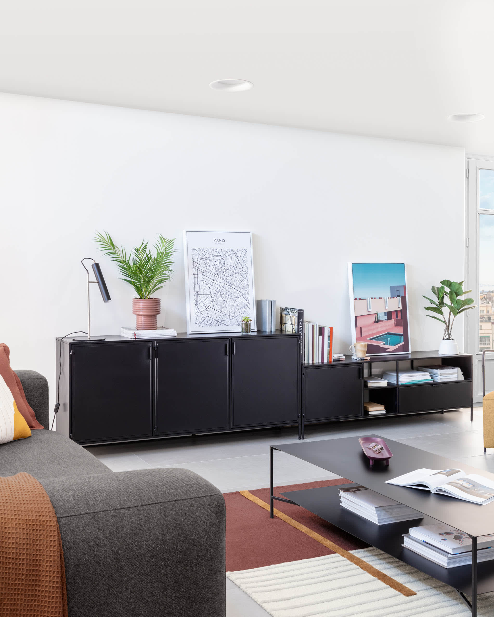 Elegantes Sideboard aus schwarzem Stahl mit 3 Türen, 160x72 cm, von Kave Home, perfekt für stilvolle und praktische Einrichtung.