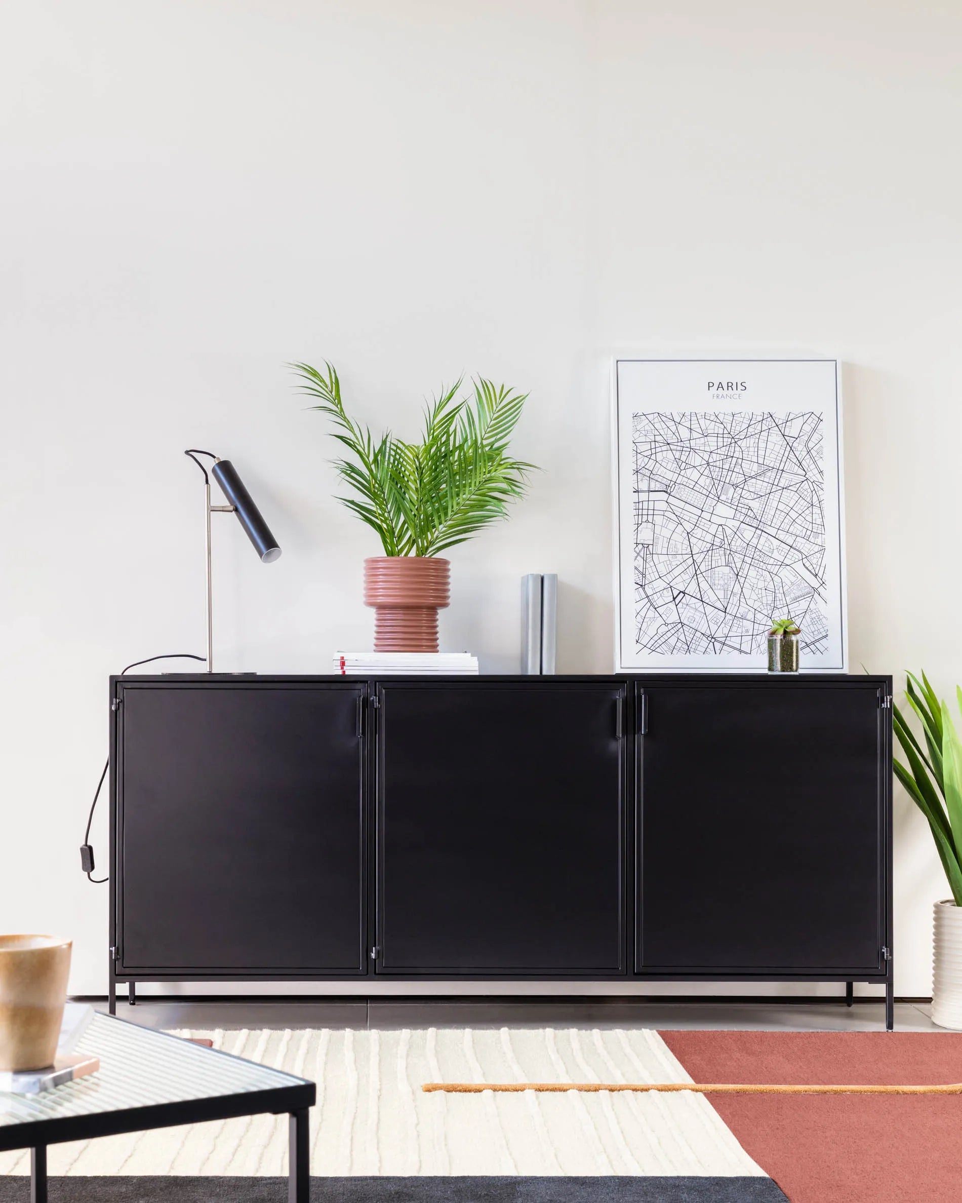 Modernes Sideboard aus schwarzem Stahl, 3 Türen, 160x72 cm, von Kave Home, ideal für eine elegante und funktionale Raumgestaltung.