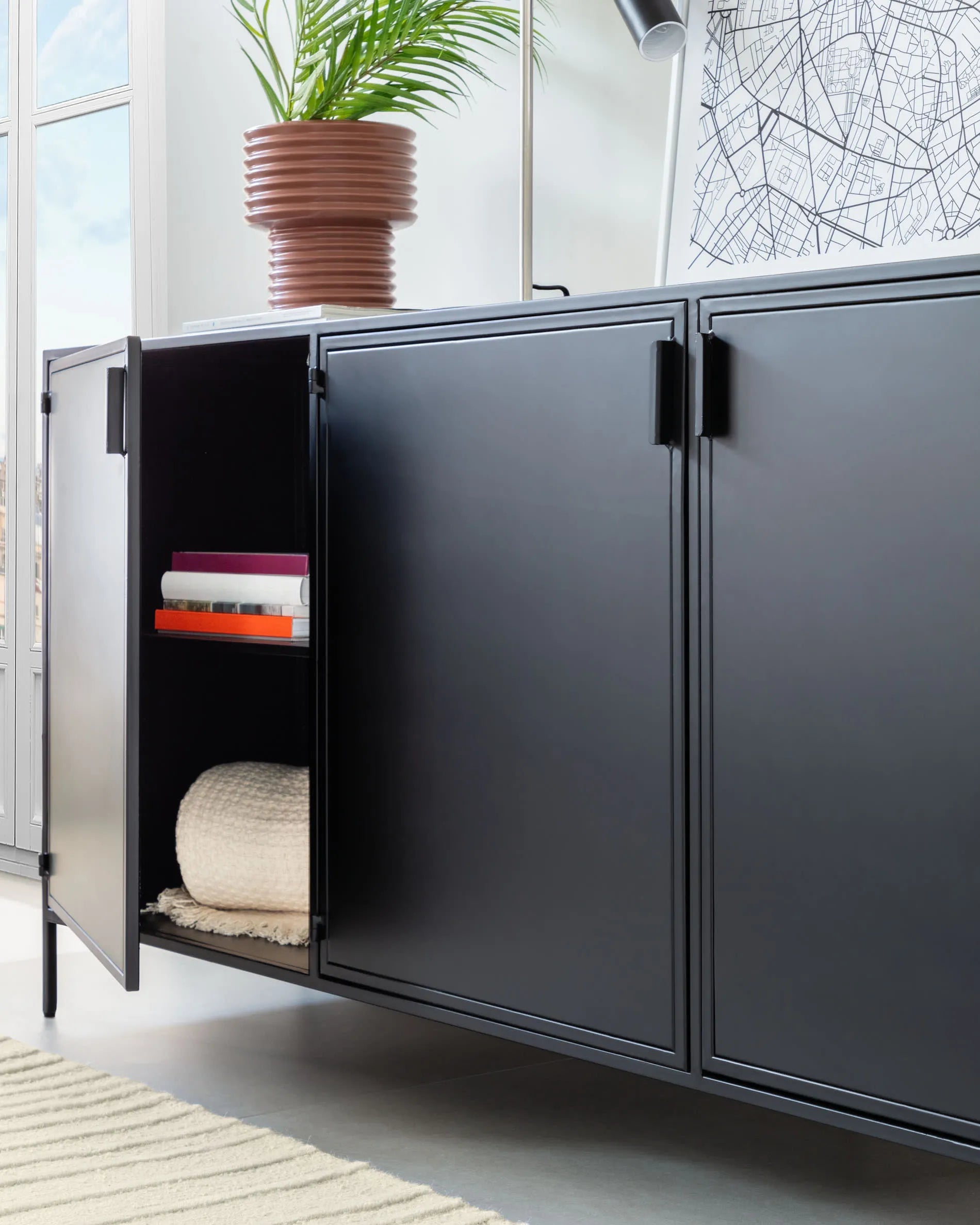 Modernes Sideboard aus schwarzem Stahl, 3 Türen, 160x72 cm, von Kave Home, ideal für eine elegante und funktionale Raumgestaltung.