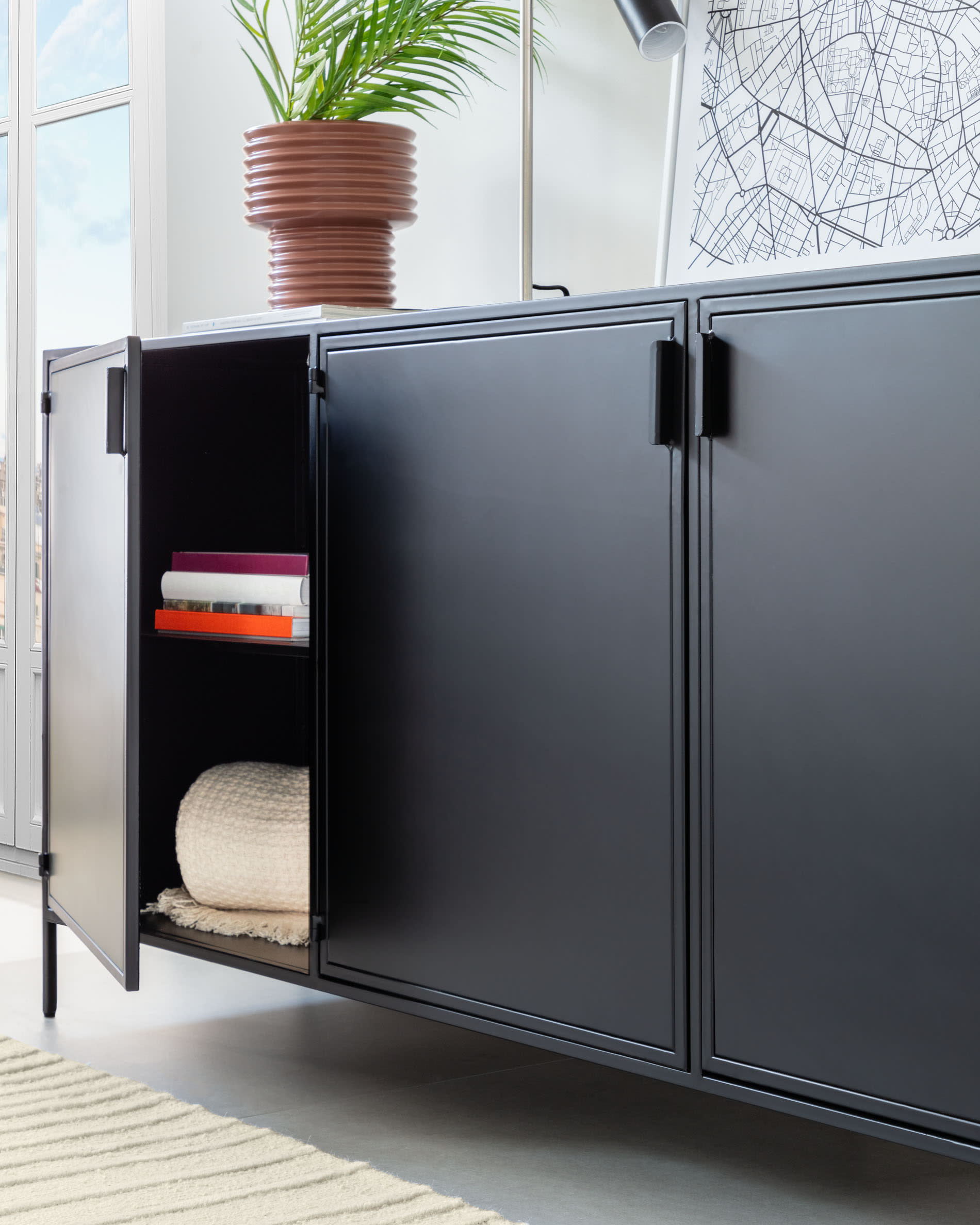 Modernes Sideboard aus schwarzem Stahl, 3 Türen, 160x72 cm, stilvolles Design von Kave Home, ideal für jeden Raum.
