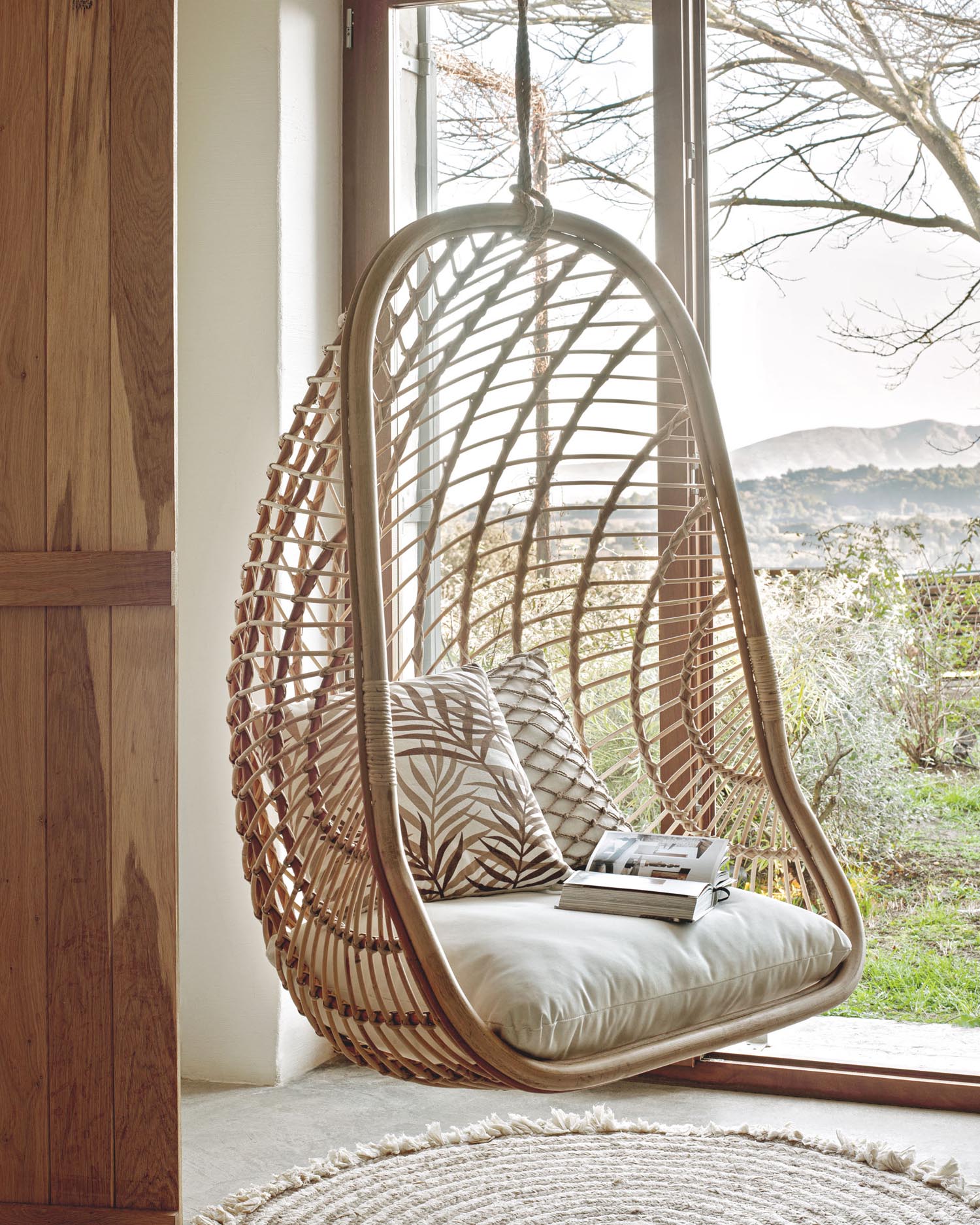 Der Ekaterina Hängesessel aus Rattan vereint exotisches Design mit Komfort, ideal für entspannte Stunden im überdachten Außenbereich.