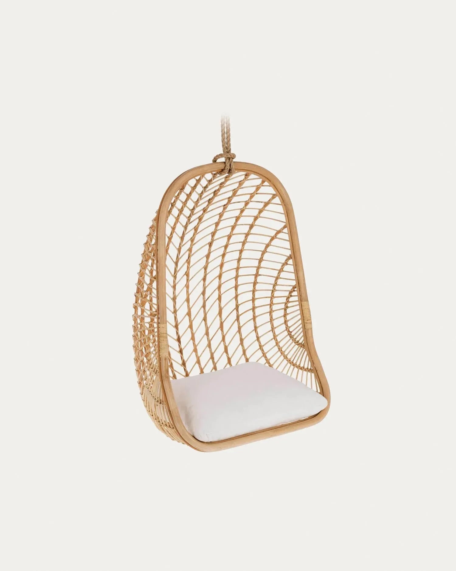 Eleganter Ekaterina Hängesessel aus Rattan, ideal für überdachte Außenbereiche. Stilvoll, langlebig und komfortabel.