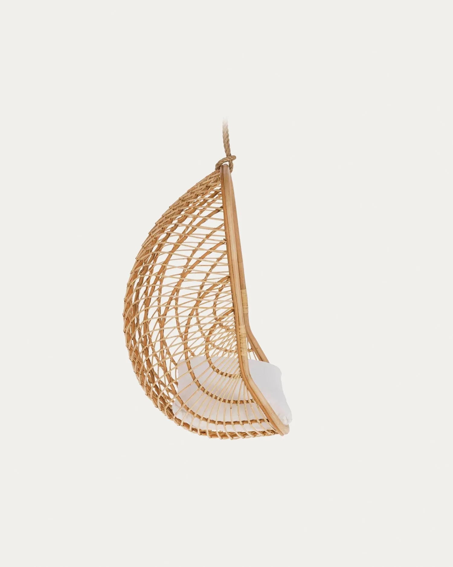 Eleganter Hängesessel Ekaterina aus Rattan von Kave Home, ideal für drinnen und draußen, vereint Komfort und modernes Design.