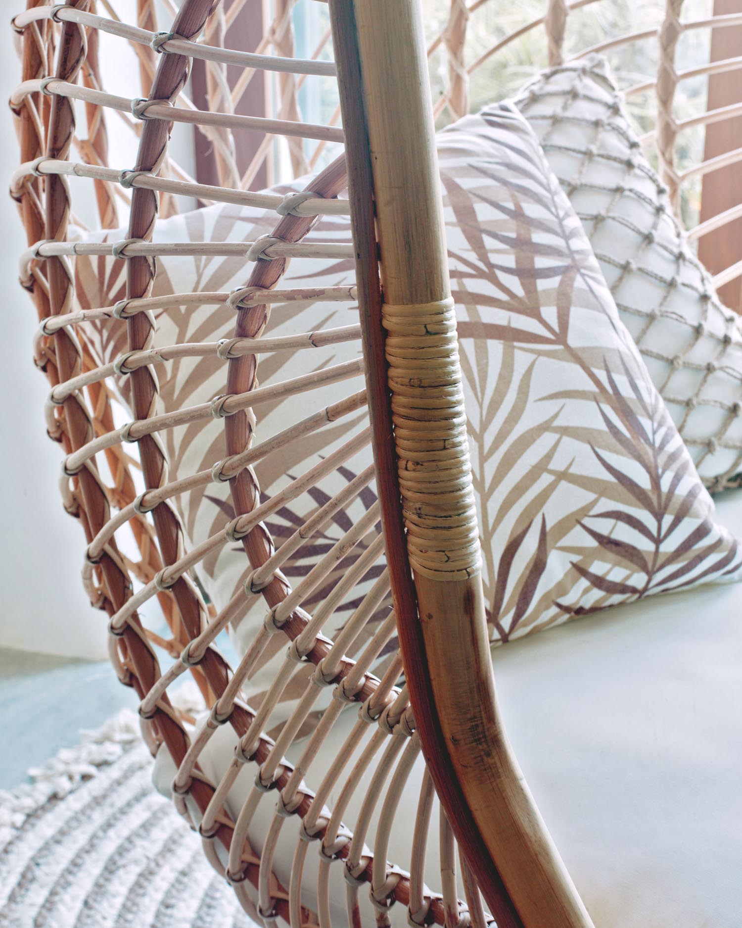 Der Ekaterina Hängesessel aus Rattan vereint exotisches Design mit Komfort, ideal für entspannte Stunden im überdachten Außenbereich.