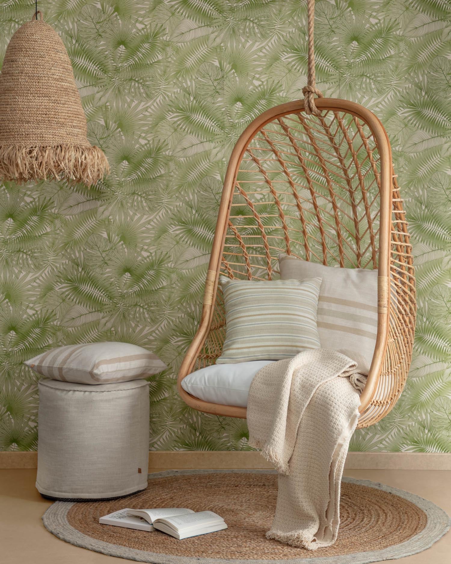 Eleganter Rattan-Hängesessel Ekaterina von Kave Home, ideal für drinnen und draußen, vereint Komfort und modernes Design.