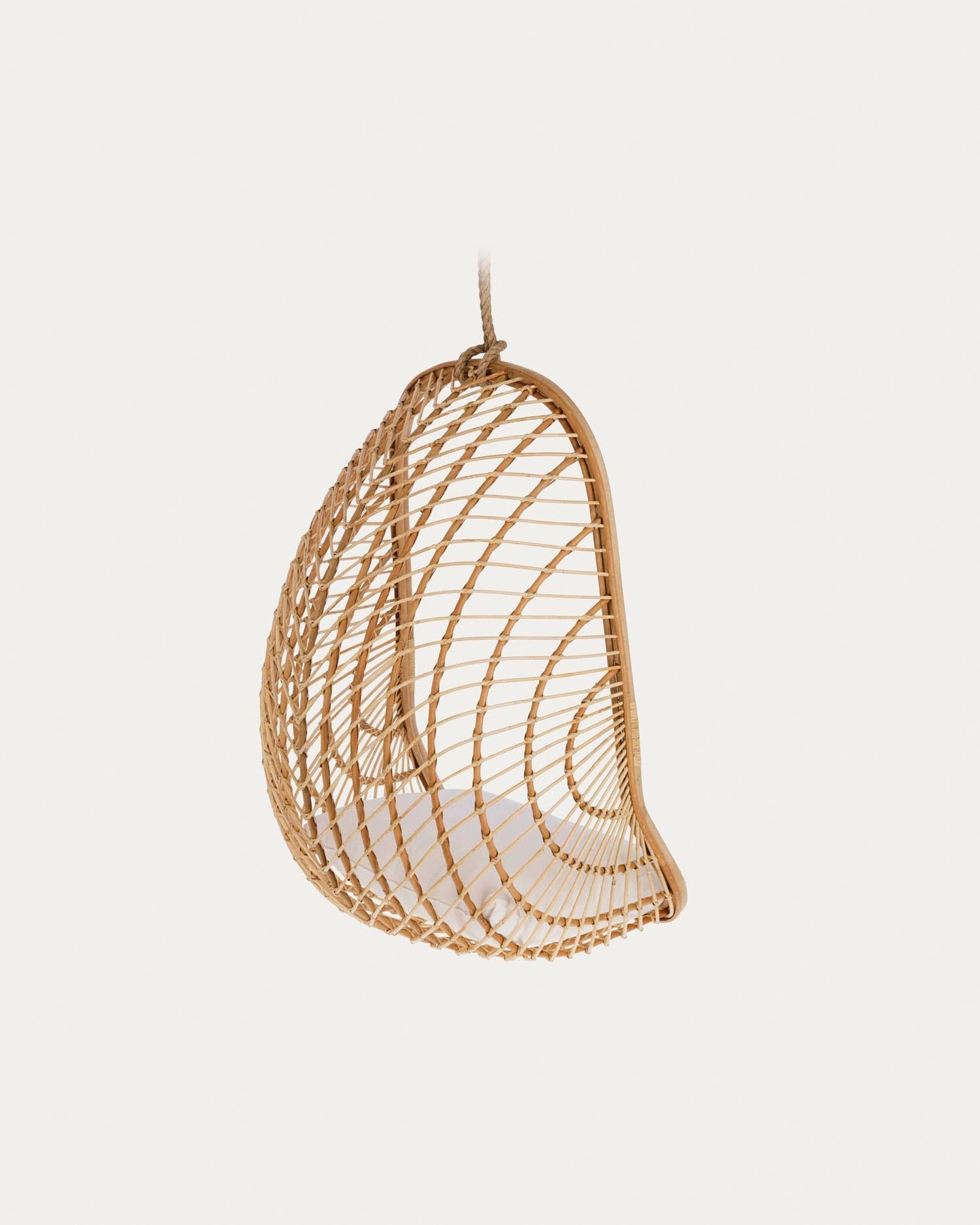 Eleganter Hängesessel Ekaterina aus Rattan von Kave Home, ideal für drinnen und draußen, vereint Komfort und modernes Design.