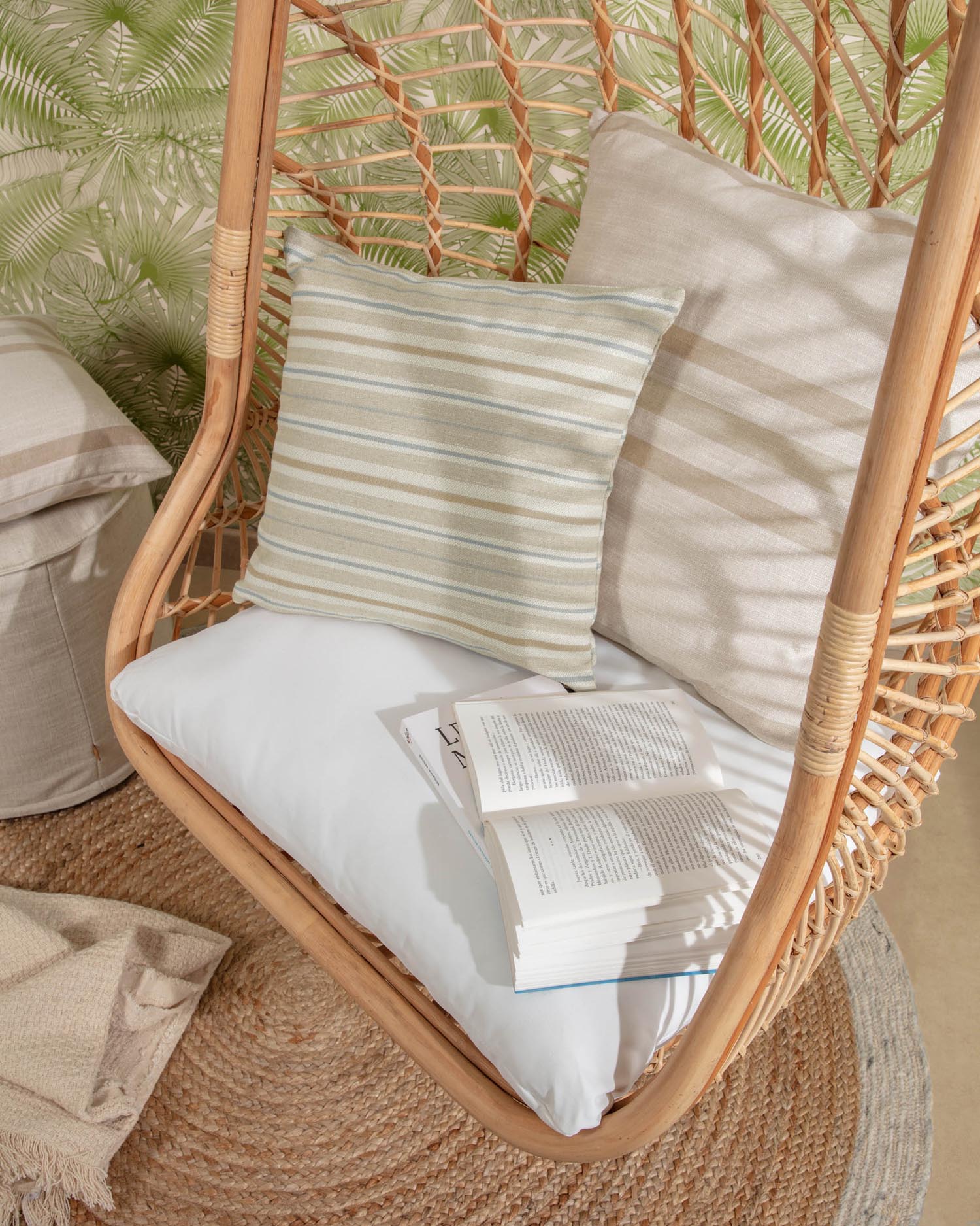 Moderner Hängesessel Ekaterina aus Rattan von Kave Home, perfekt für Innen- und Außenbereiche, bietet Stil und Bequemlichkeit.