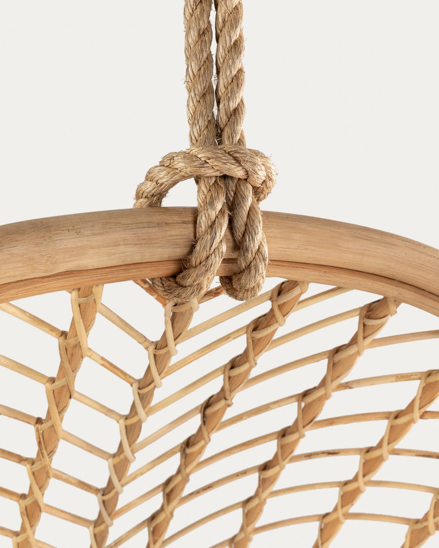 Moderner Hängesessel Ekaterina aus Rattan von Kave Home, perfekt für Innen- und Außenbereiche, bietet Stil und Bequemlichkeit.