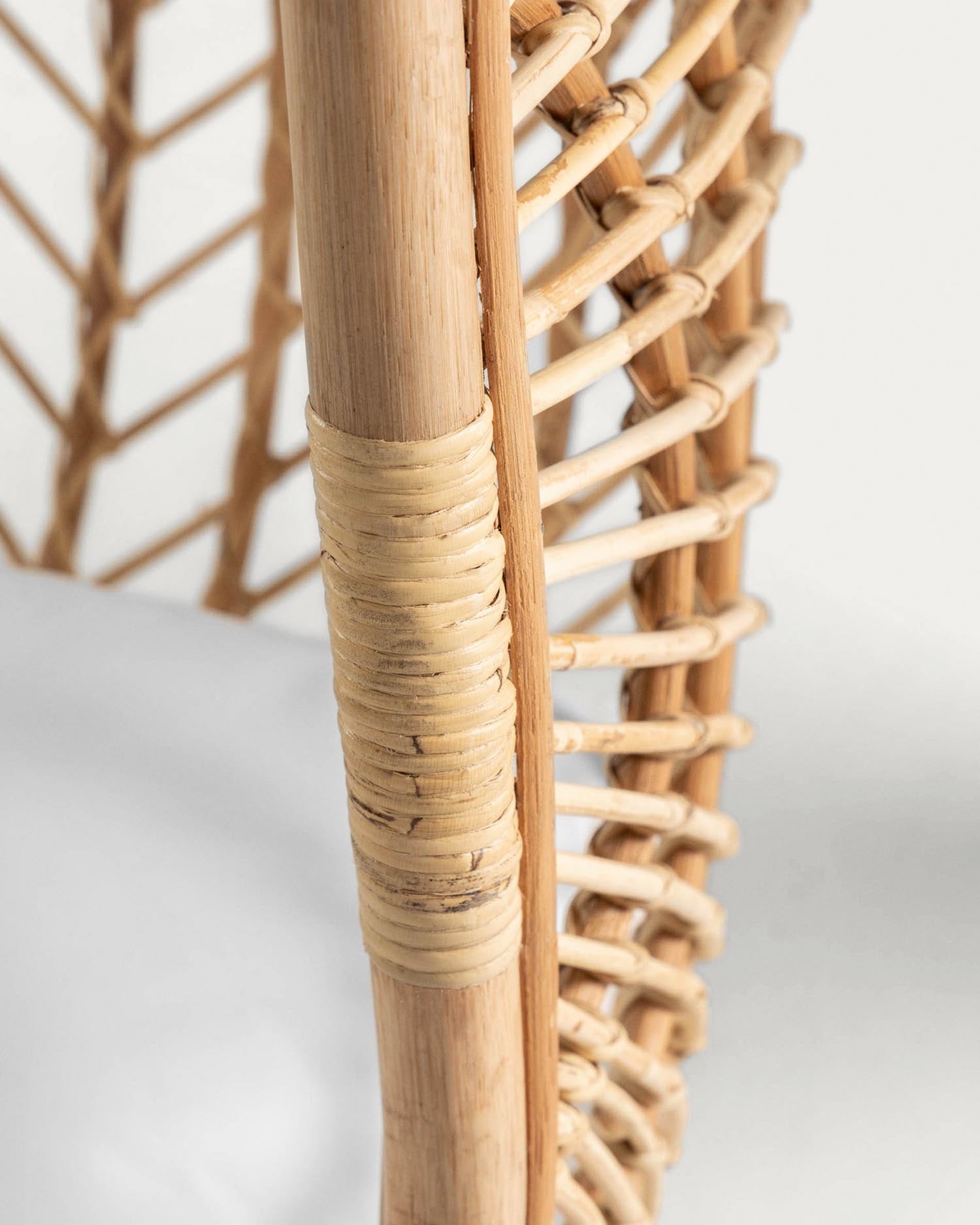 Eleganter Hängesessel Ekaterina aus Rattan von Kave Home, ideal für drinnen und draußen, vereint Komfort und modernes Design.